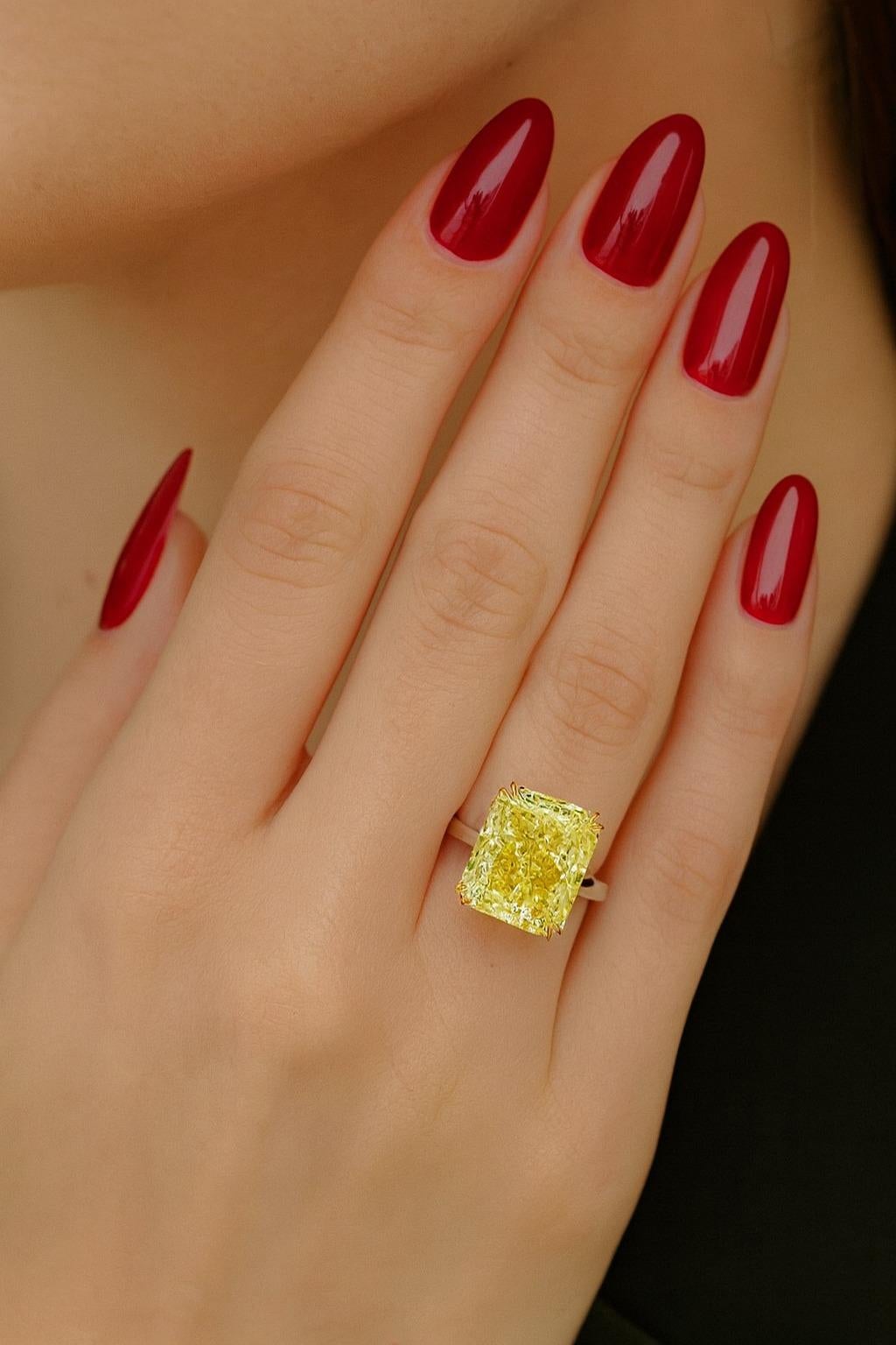 Bague en diamant jaune élégant de 10.34 carat certifié par le GIA Neuf - En vente à Chicago, IL