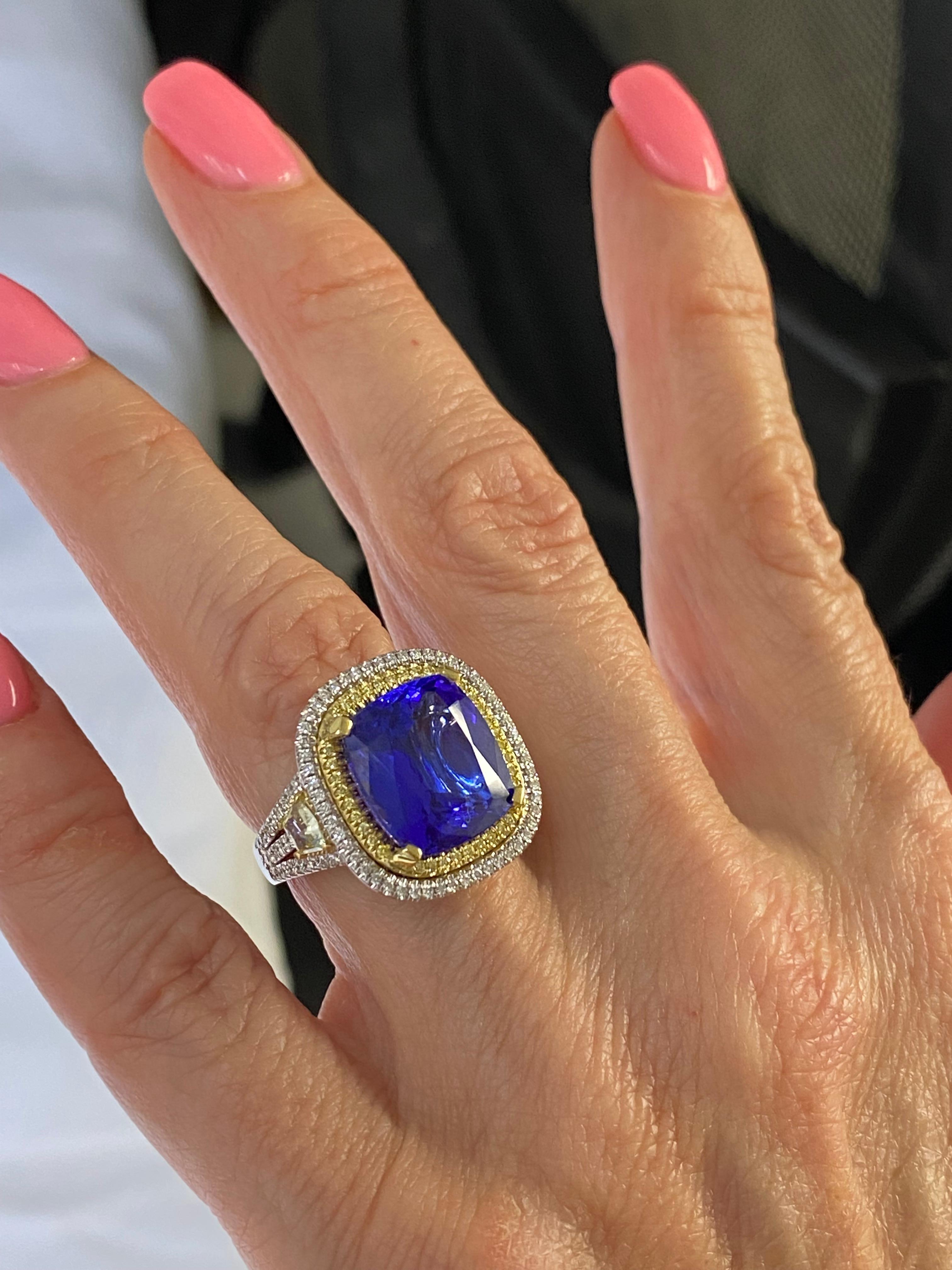 Moderne GIA Certified 10.34 Ctw Cushion Tanzanite Diamond Ring Halo 14K White Gold en vente