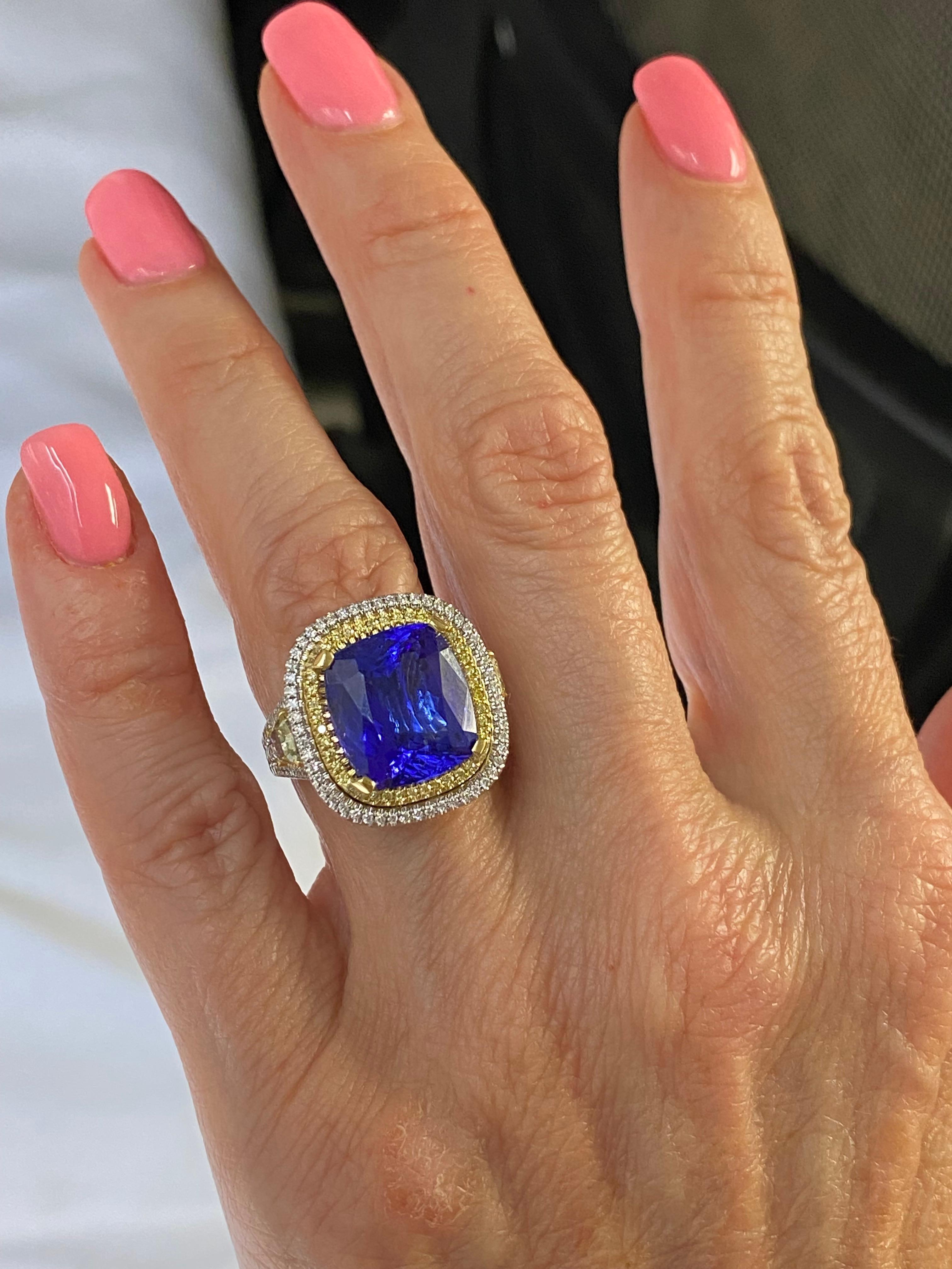 Taille coussin GIA Certified 10.34 Ctw Cushion Tanzanite Diamond Ring Halo 14K White Gold en vente