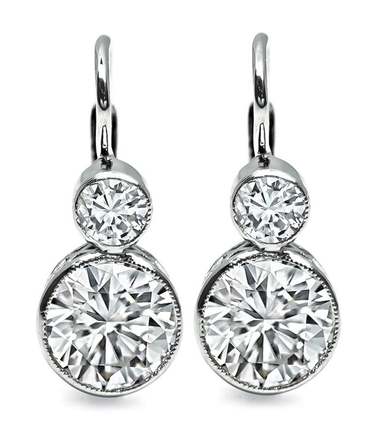 Dies ist ein wunderschönes Paar Platin-Ohrringe. Die Ohrringe sind mit funkelnden, GIA-zertifizierten Diamanten im Rundschliff mit einem Gewicht von 1,03 ct und 1,04 ct besetzt. Die Farbe der Diamanten ist K mit VVS2 Klarheit und L mit VS1 Klarheit.