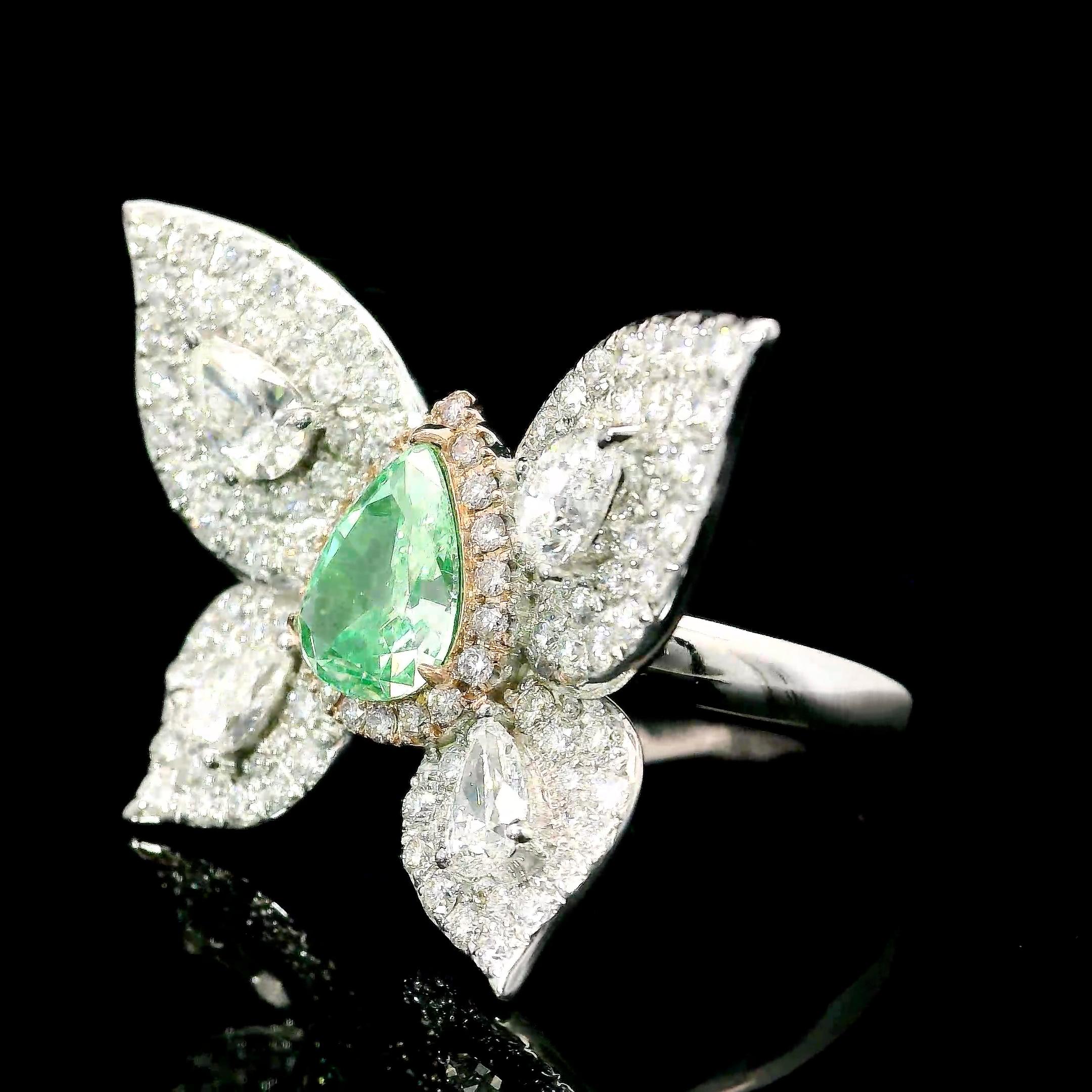 GIA Certified 1.04 Carat Fancy Light Yellowish Green SI1 Clarity Diamond ring In New Condition For Sale In บางรัก, TH