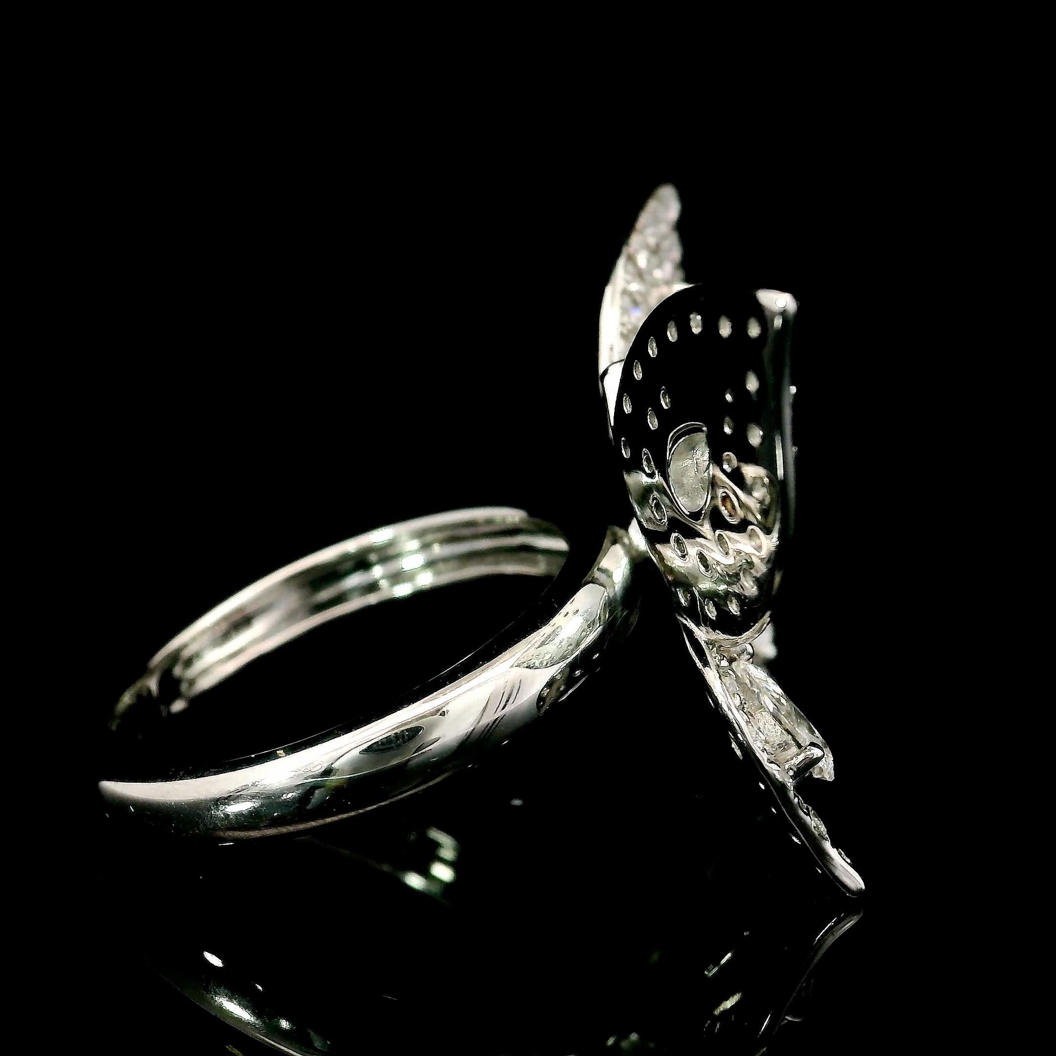 GIA Certified 1.04 Carat Fancy Light Yellowish Green SI1 Clarity Diamond ring For Sale 2