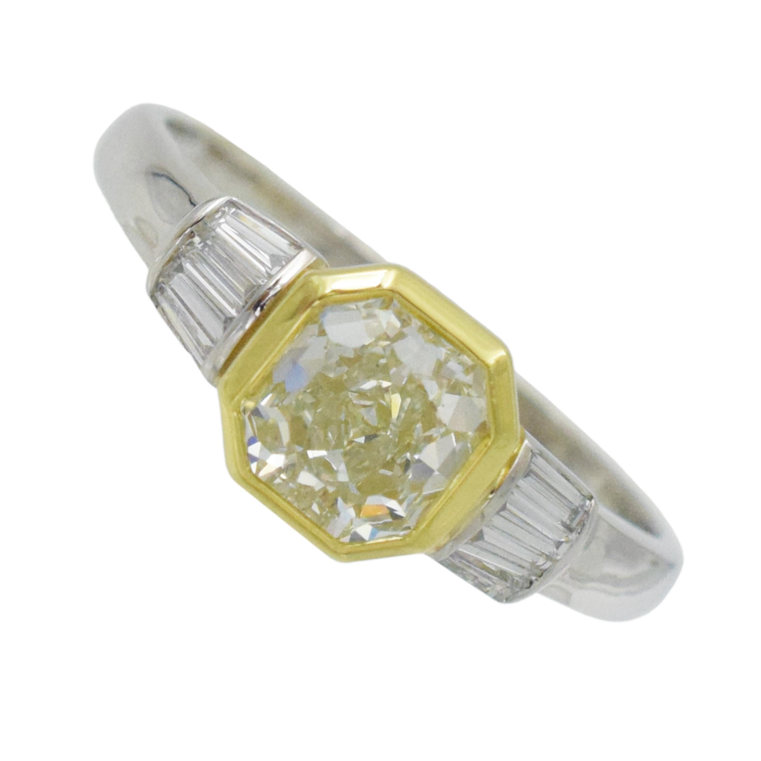 GIA certified  1.04 carat Light Green  Diamond  Ring In Excellent Condition For Sale In New York, NY