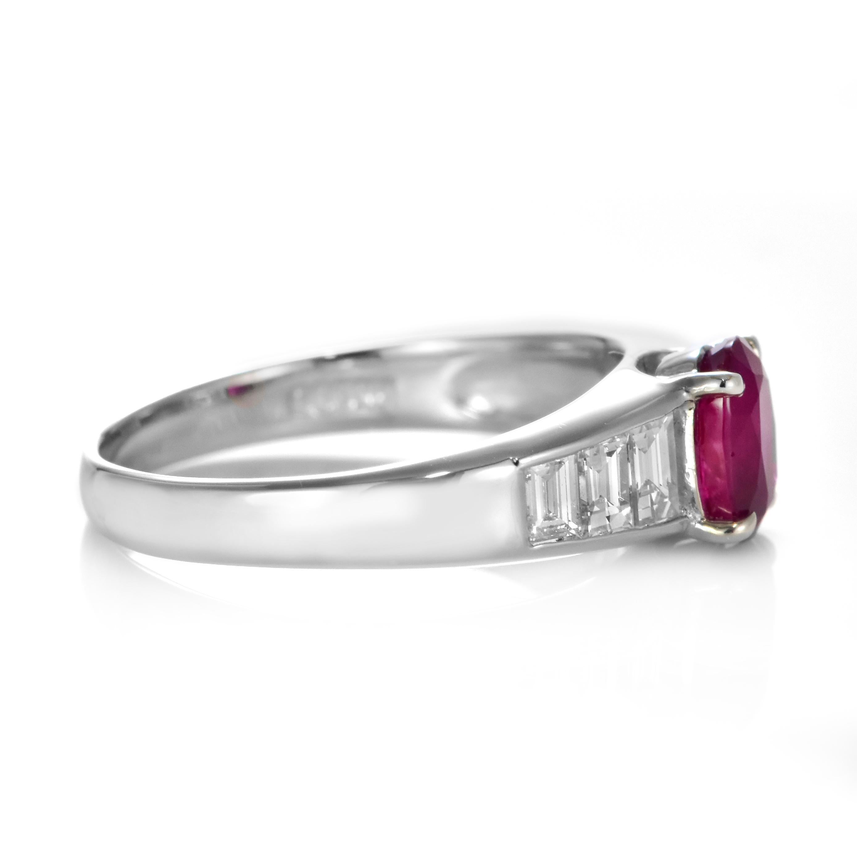 GIA Certified 1.04 Carat Natural Burmese Ruby and Diamond Ring Made in Platinum In New Condition For Sale In Tokyo, JP