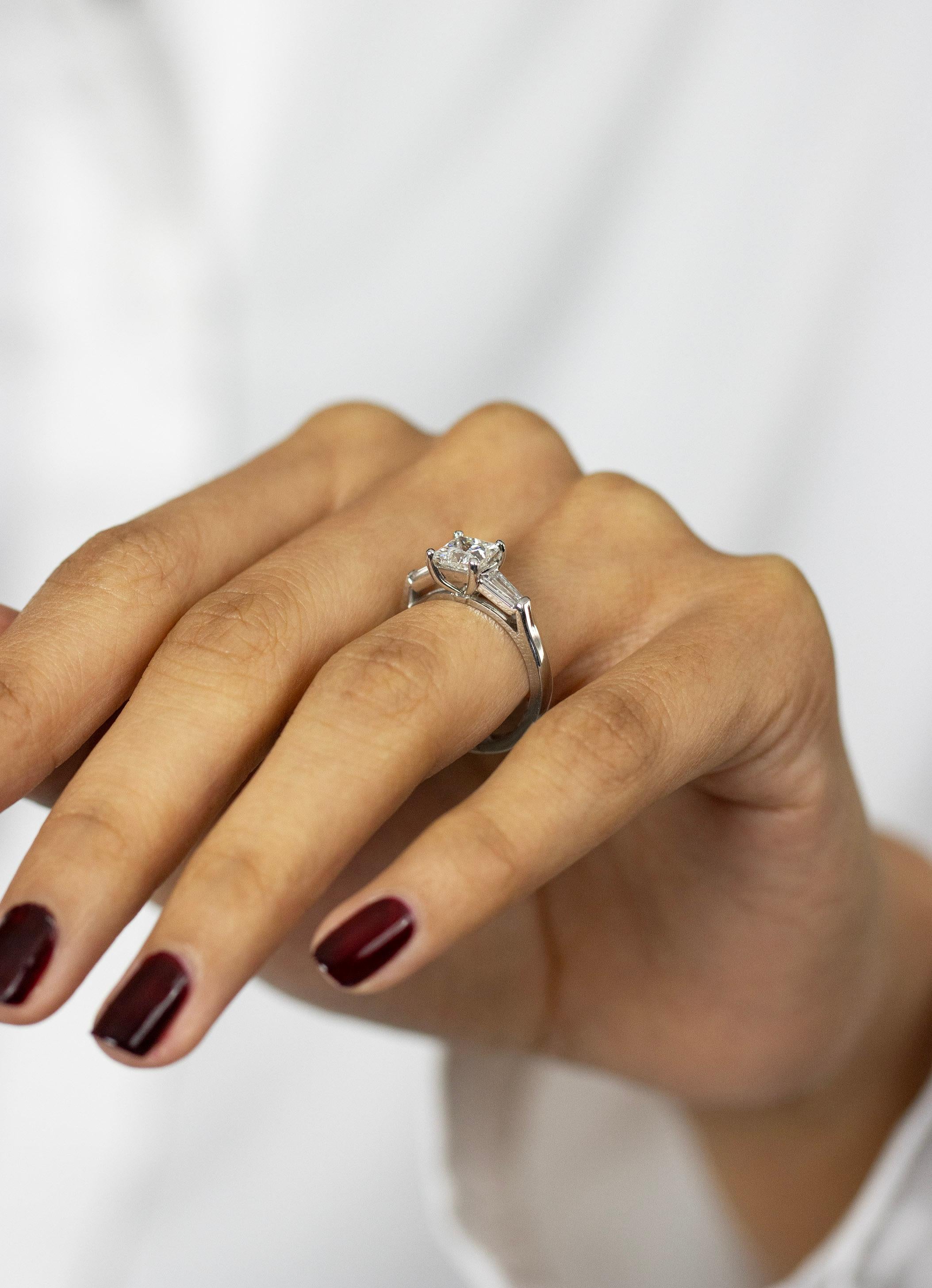 Verlobungsring mit drei Steinen, GIA-zertifizierter 1,04 Karat Diamant im Prinzessinnenschliff Damen im Angebot