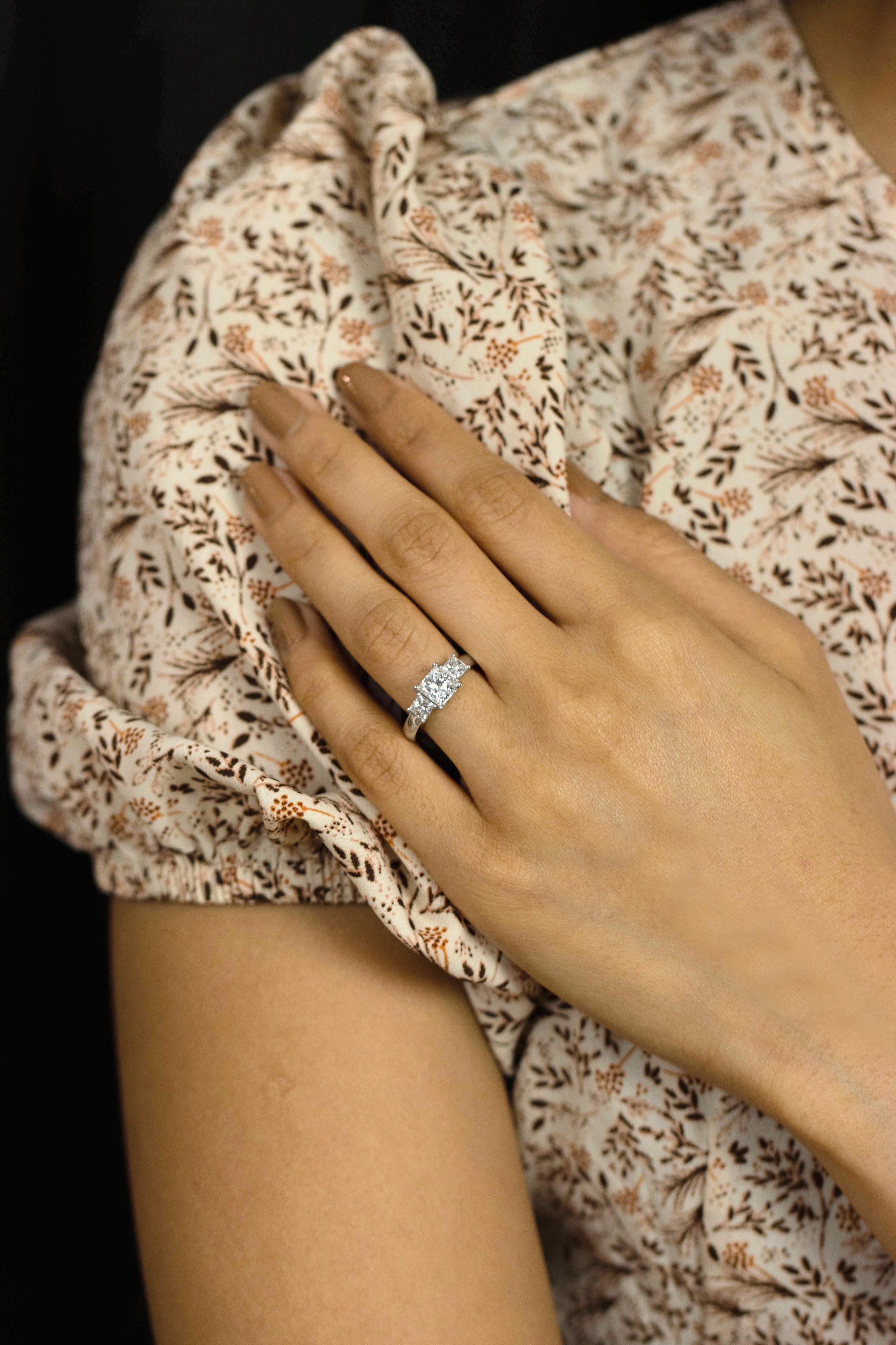 Verlobungsring mit drei Steinen, GIA-zertifizierter 1.04 Karat Diamant im Prinzessinnenschliff (Zeitgenössisch) im Angebot