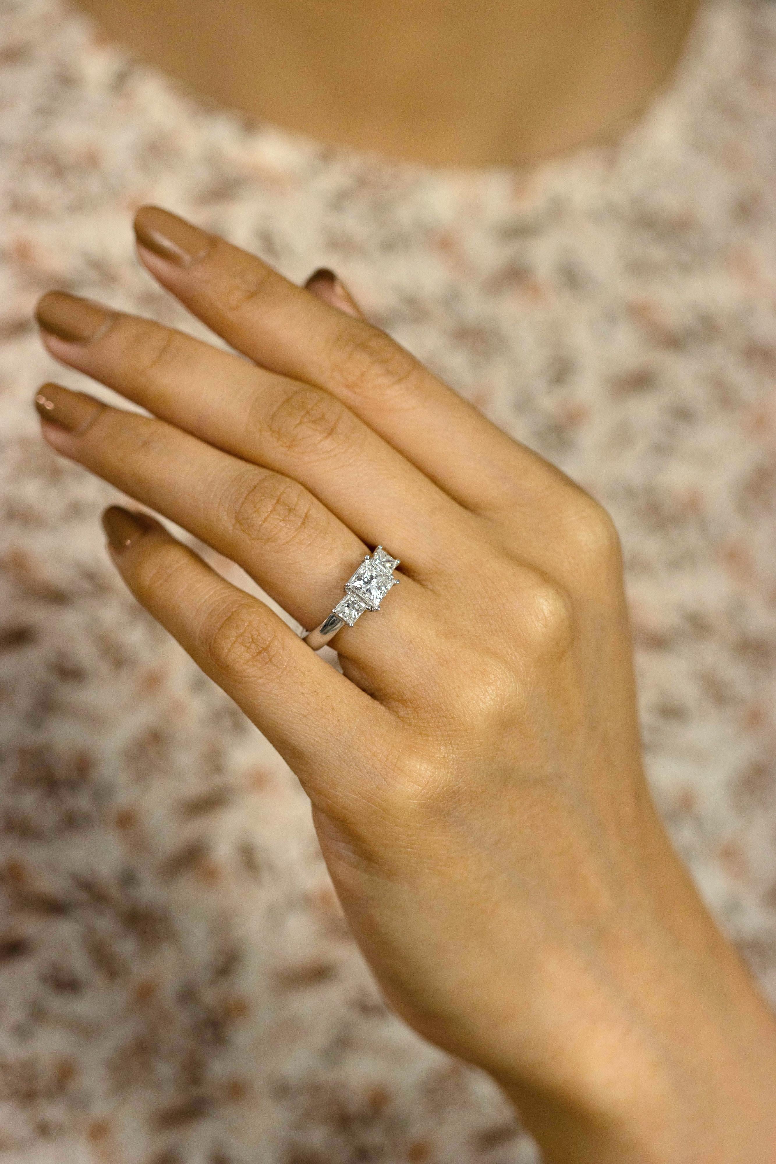 Verlobungsring mit drei Steinen, GIA-zertifizierter 1.04 Karat Diamant im Prinzessinnenschliff (Carréschliff) im Angebot