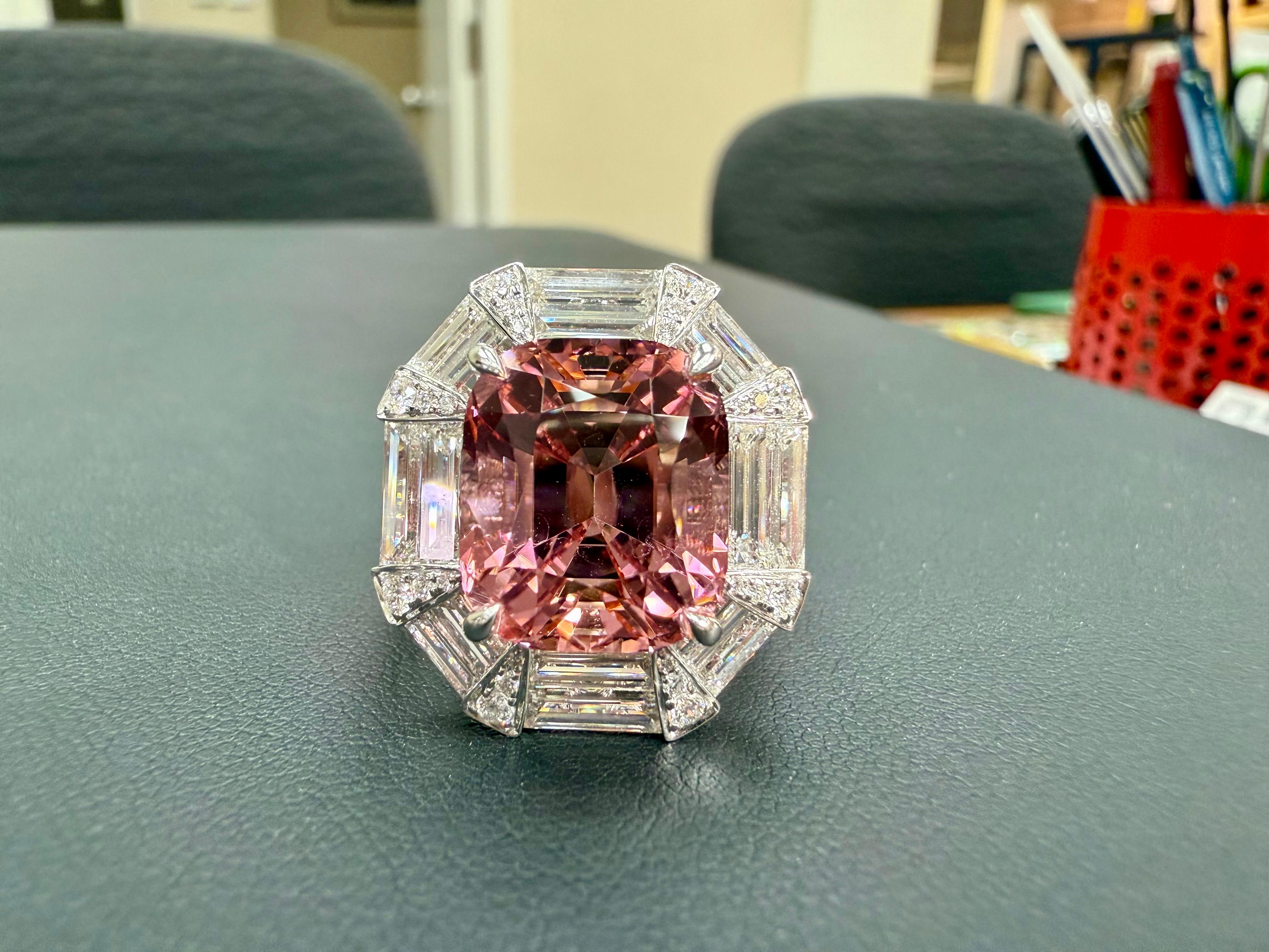 Anillo de turmalina rosa y diamantes de 10,43 quilates certificado por el GIA, una gran joya en Nuevo estado para la venta en Hong Kong, HK