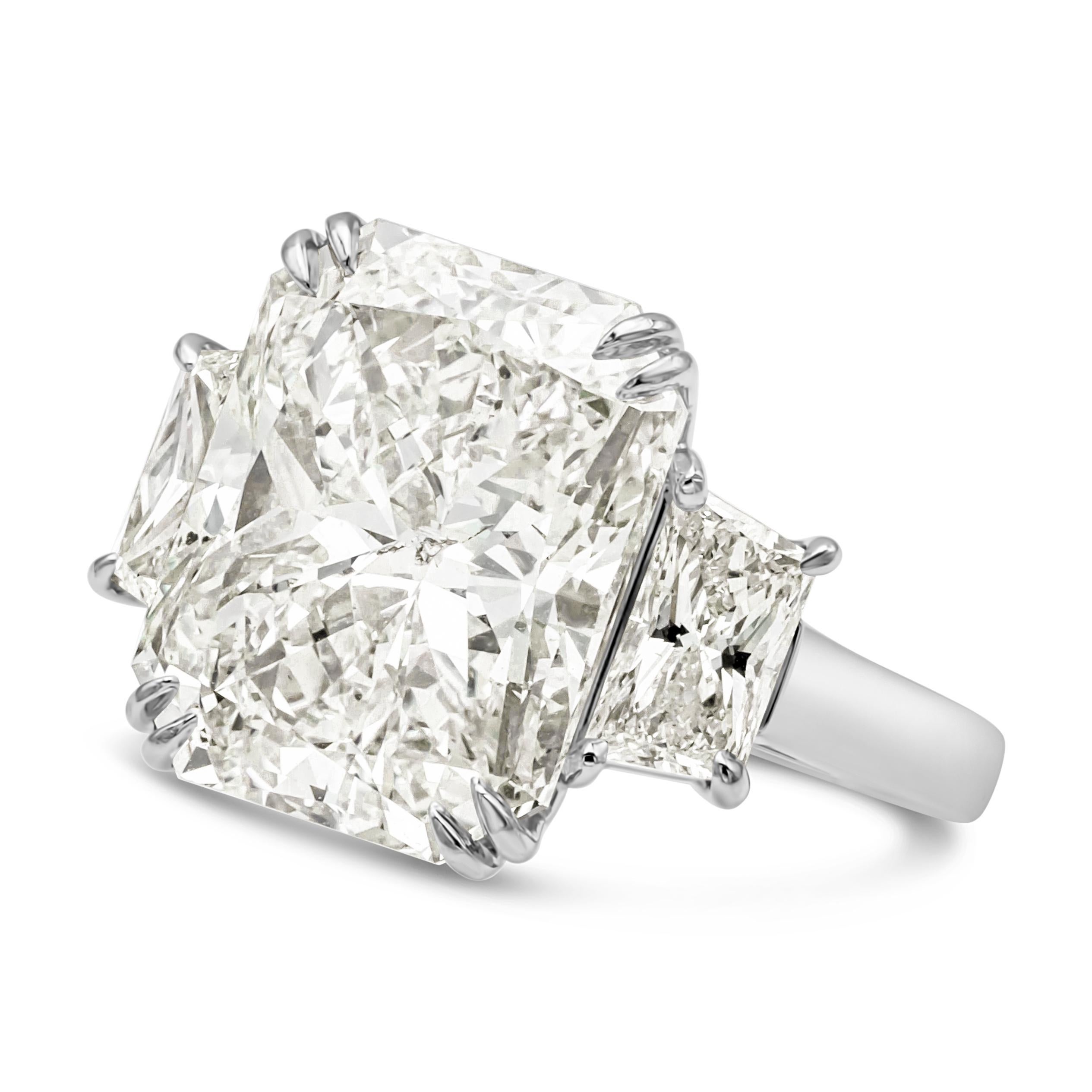 Verlobungsring mit drei Steinen, GIA-zertifizierter 10.44 Karat Diamant im Strahlenschliff (Zeitgenössisch) im Angebot