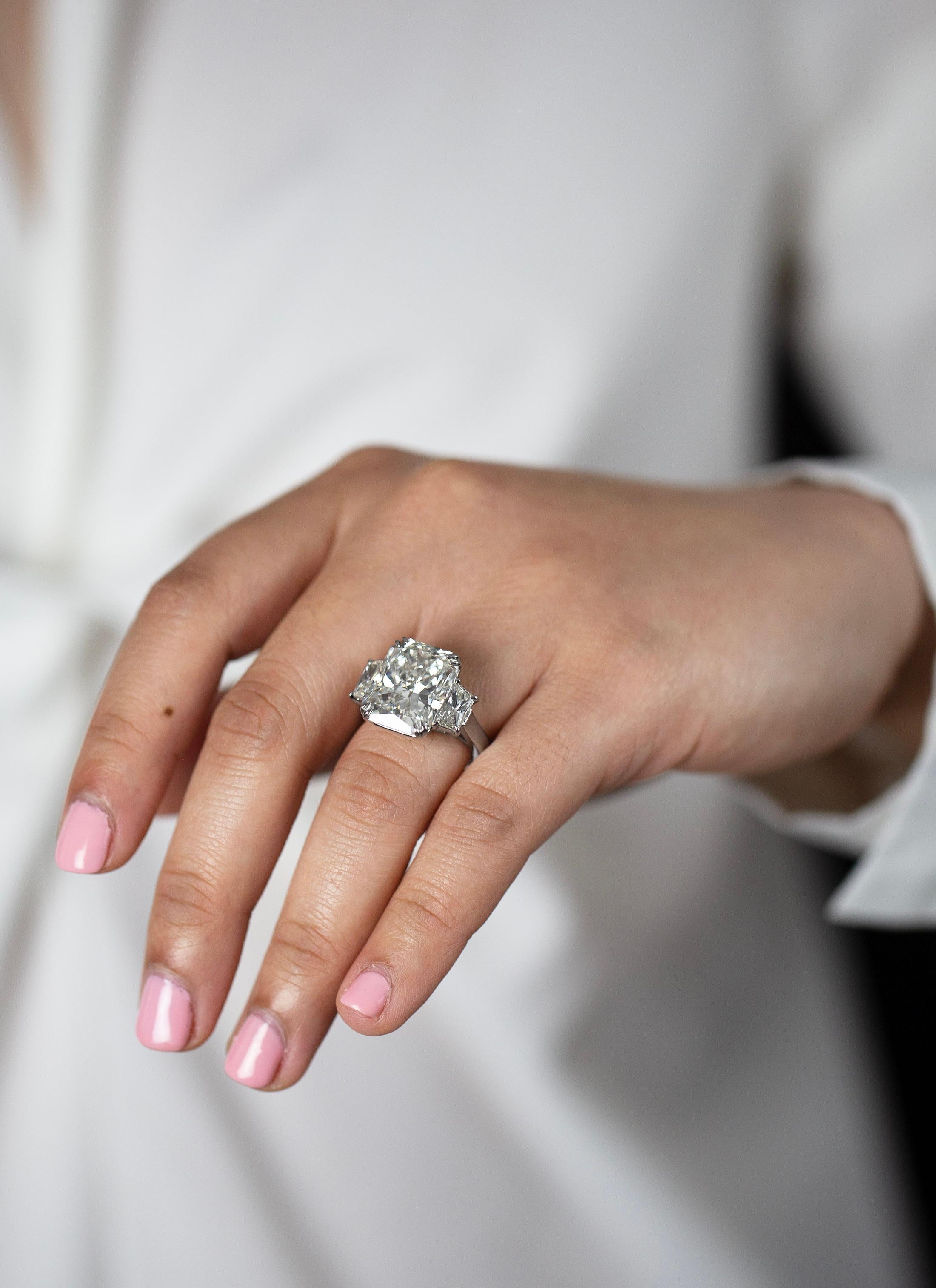 Verlobungsring mit drei Steinen, GIA-zertifizierter 10.44 Karat Diamant im Strahlenschliff im Zustand „Neu“ im Angebot in New York, NY