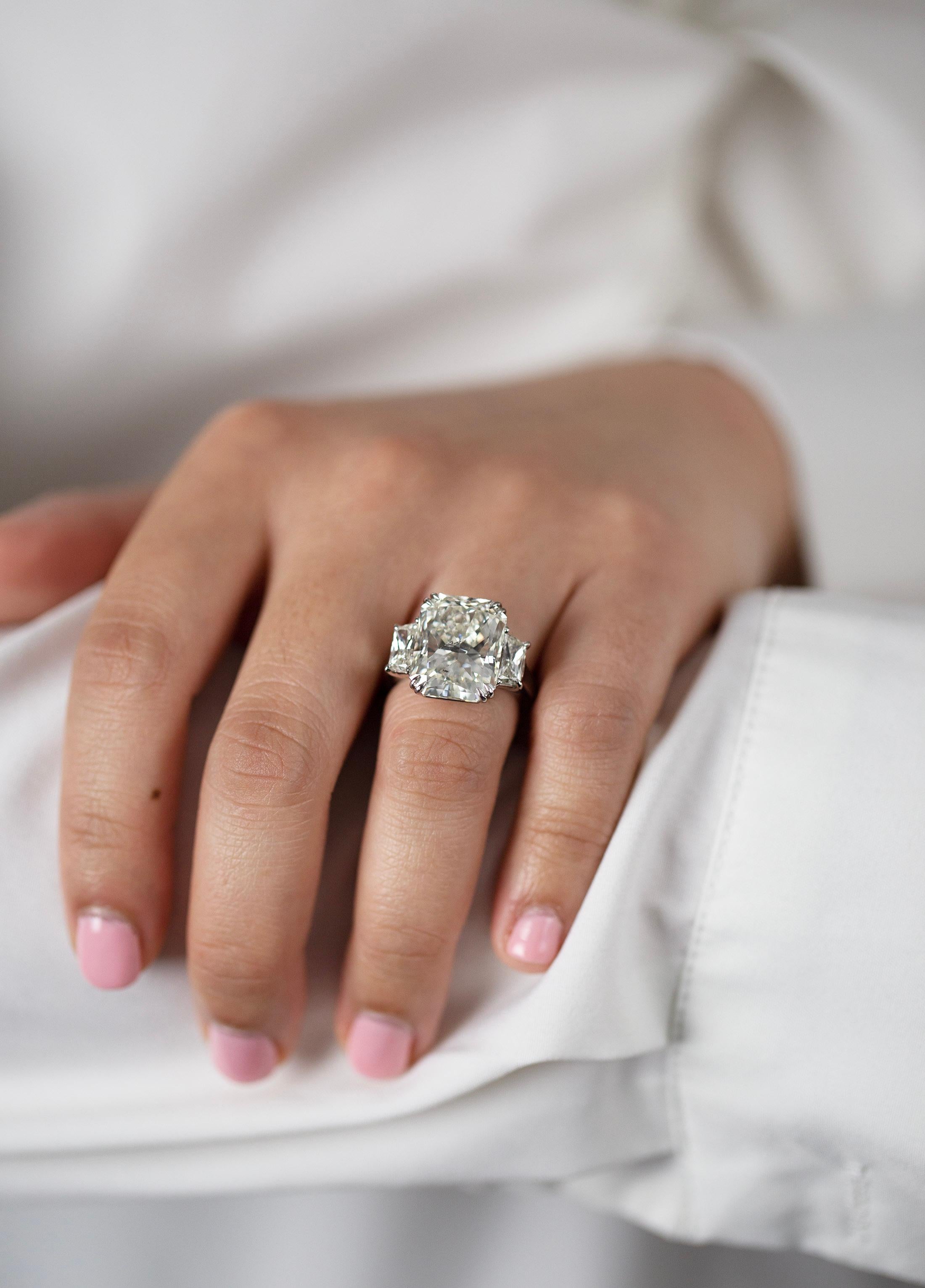 Verlobungsring mit drei Steinen, GIA-zertifizierter 10.44 Karat Diamant im Strahlenschliff Damen im Angebot