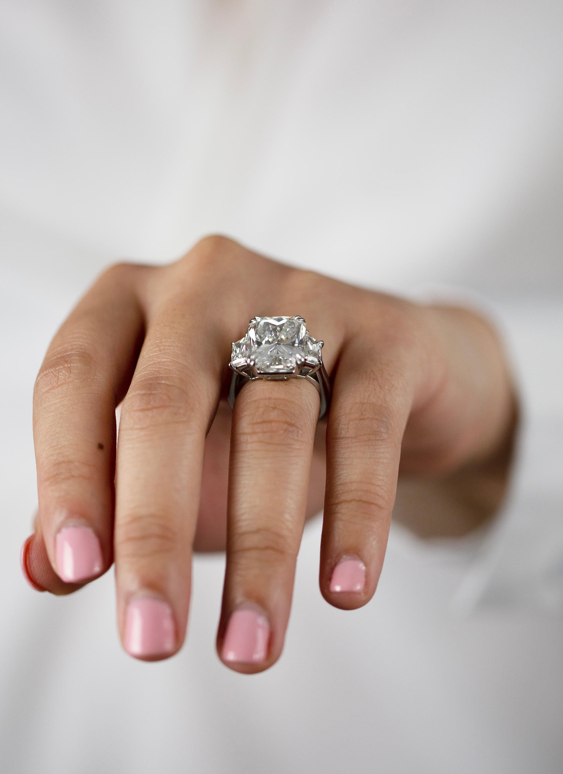 Verlobungsring mit drei Steinen, GIA-zertifizierter 10.44 Karat Diamant im Strahlenschliff im Angebot 1