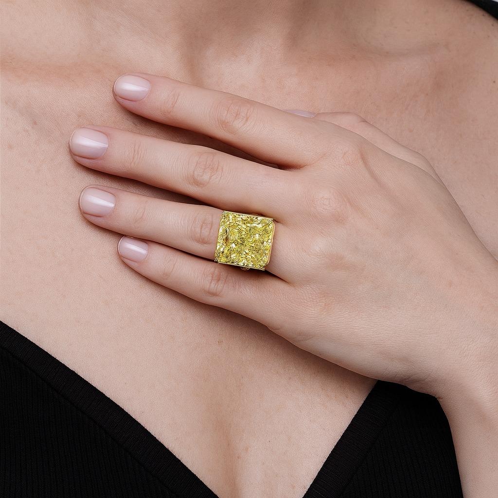 Contemporary GIA Certified 10.45 Carat Fancy Vivid Yellow Radiant Diamond Ring – VS2 Clarity For Sale