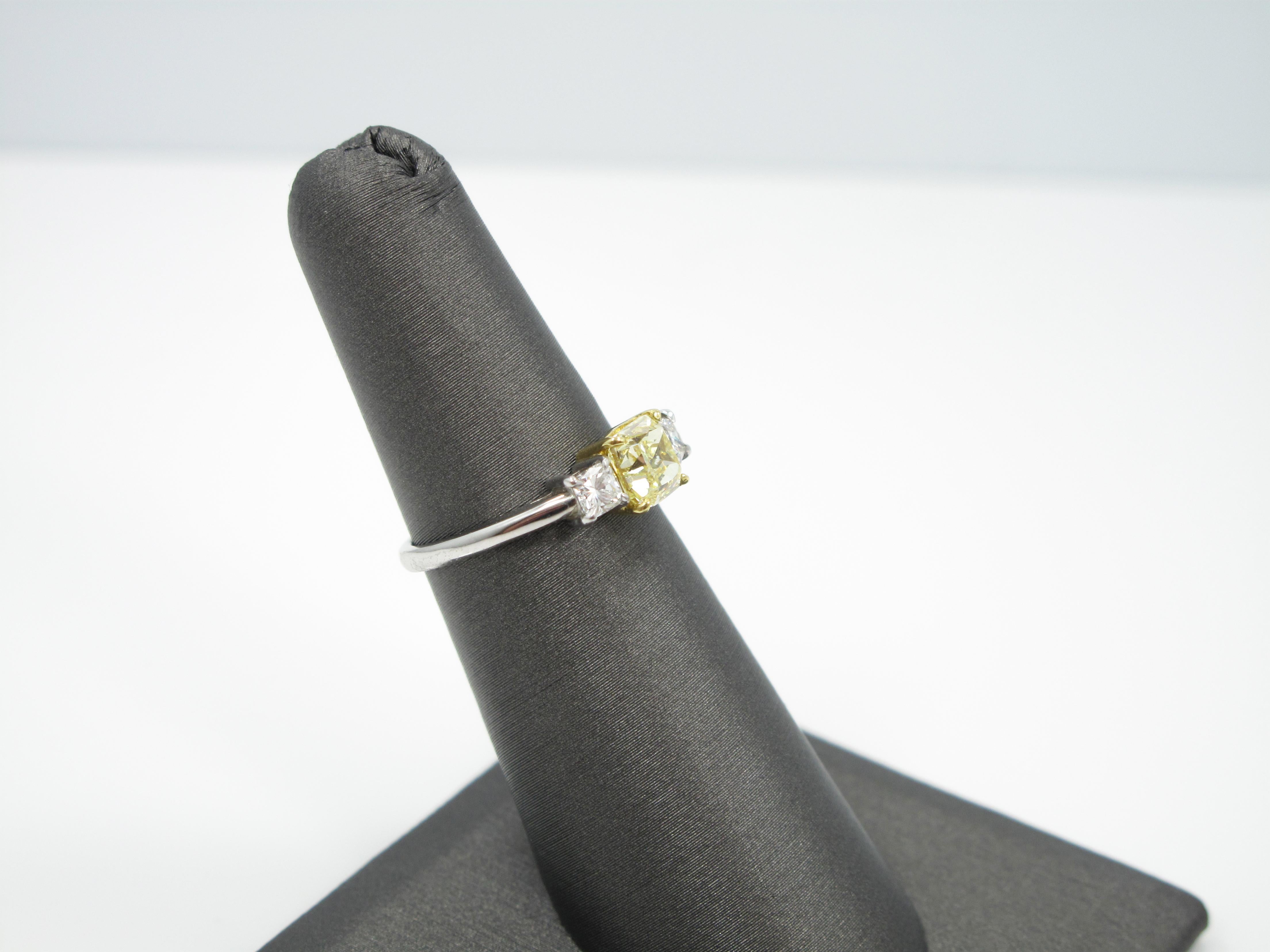 Bague à trois pierres certifiée GIA 1,04 carat de diamant jaune fantaisie Neuf - En vente à Chicago, IL