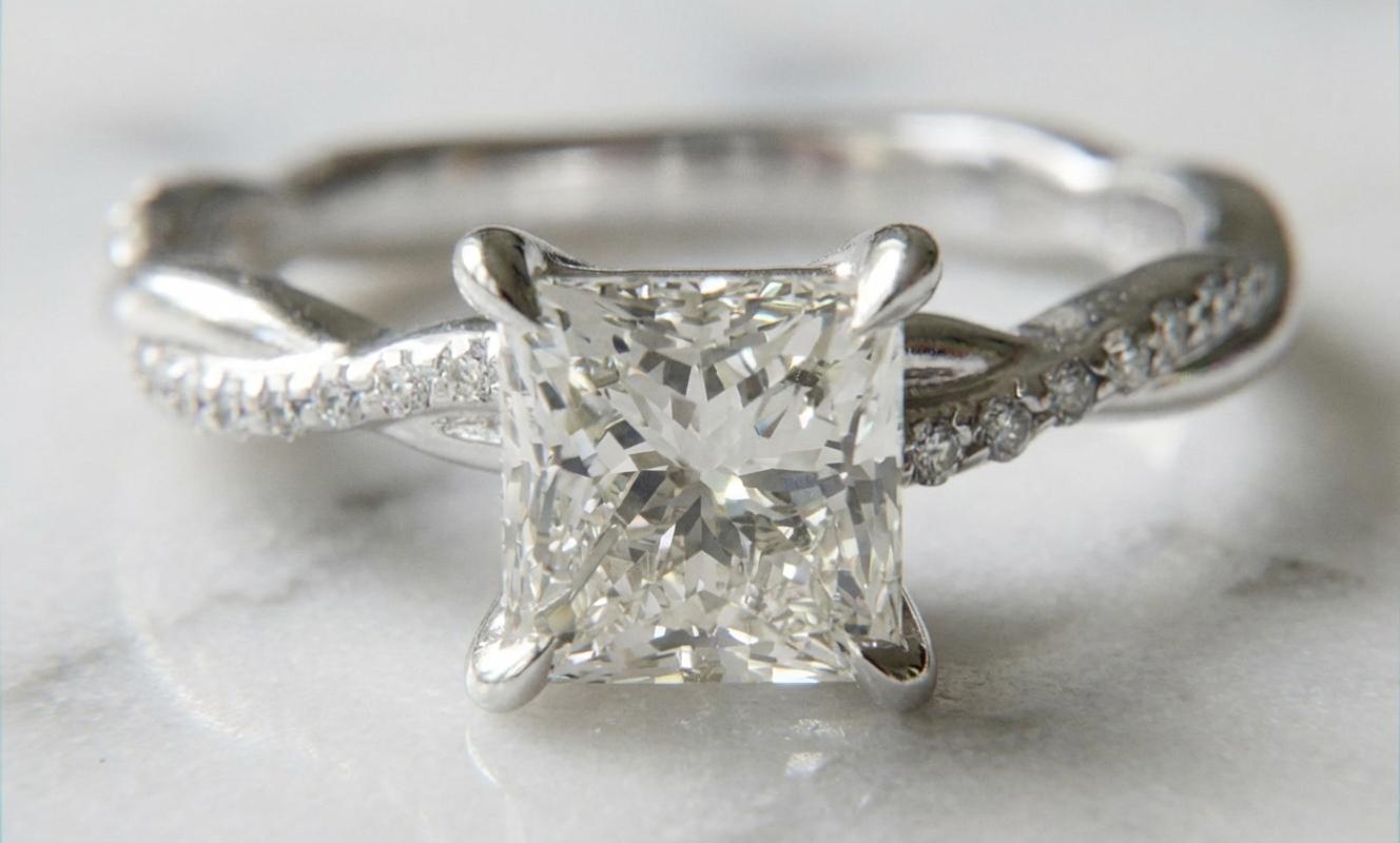 Bague de fiançailles Do Amore certifiée GIA 1,05 carat diamant taille princesse croisé Excellent état - En vente à Chicago, IL