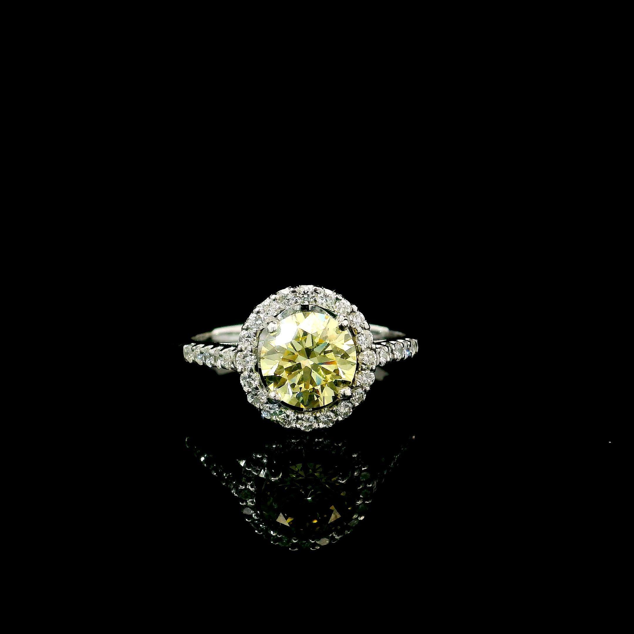 Bague en or blanc 18kt avec diamants
  
  Couleur de l'or et carat : Or blanc 18kt
  Poids : 4.07 grammes
  
  Ensemble avec...
  Type de pierre : Diamants
  Forme : Rond
  Carat : 1,05
  Couleur : Jaune fantaisie
  Clarté : SI1
  
  Pierres