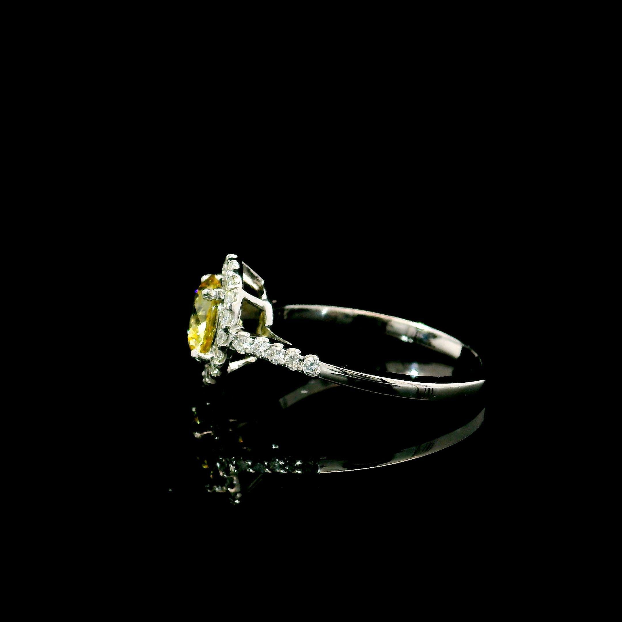 Bague en diamant jaune fantaisie de 1,05 carat de pureté SI1 certifiée par le GIA en vente 1