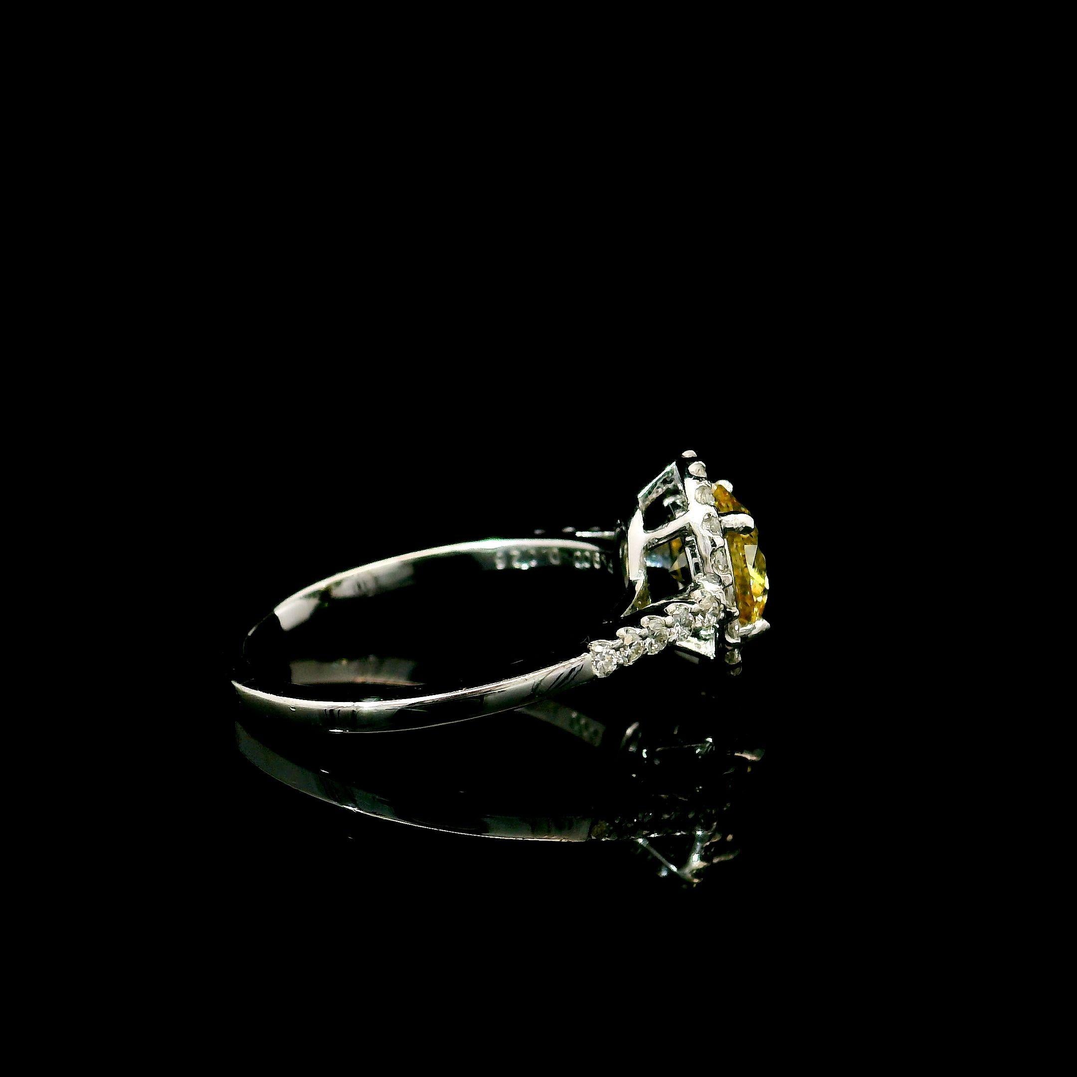 Bague en diamant jaune fantaisie de 1,05 carat de pureté SI1 certifiée par le GIA en vente 2