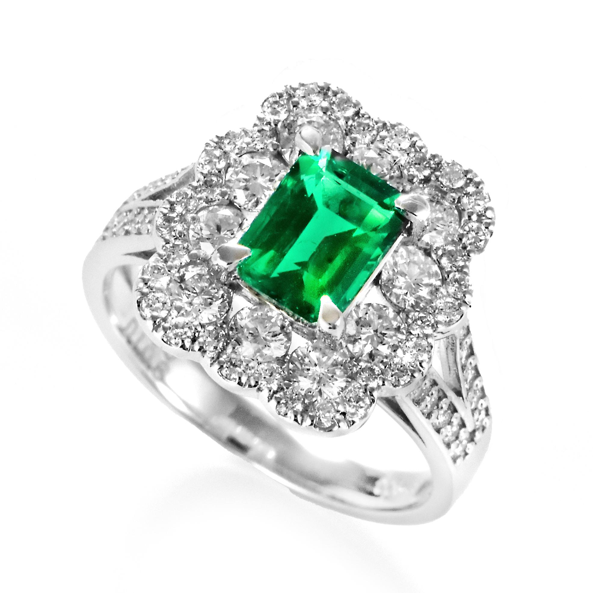Ein atemberaubender Ring mit einem GIA-zertifizierten 1,05 Karat natürlichen kolumbianischen Smaragd und 1,06 Karat Diamant-Akzenten in Platin gefasst. Seit Tausenden von Jahren bewundern die Menschen das Grün des Smaragds. Smaragde werden seit
