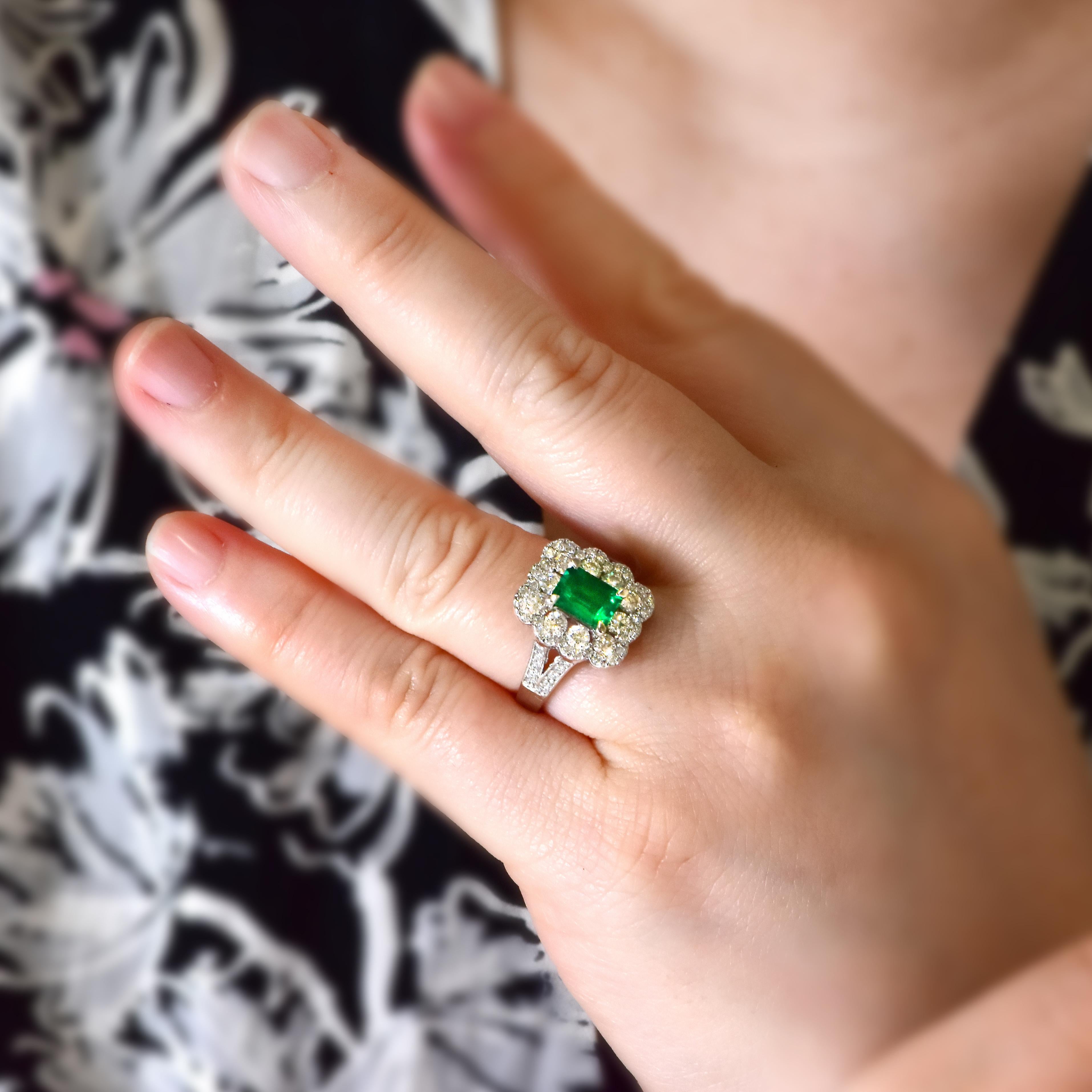 GIA zertifiziert 1,05 Karat natürlichen kolumbianischen Smaragd & Diamanten Ring Set in Platin im Zustand „Neu“ im Angebot in Tokyo, JP