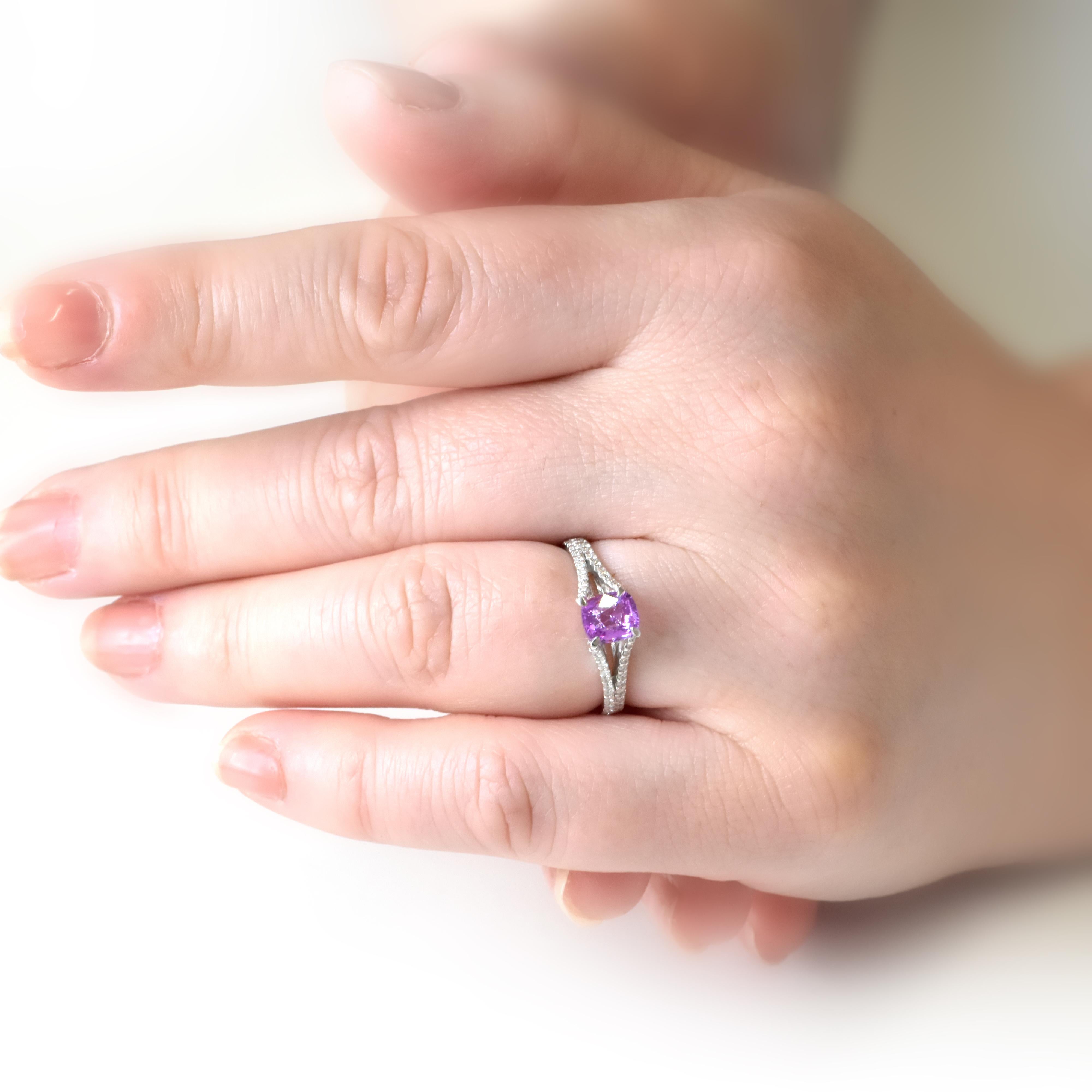 Anello con zaffiro rosa e diamante non riscaldato certificato GIA da 1,05 carati in platino in vendita 6