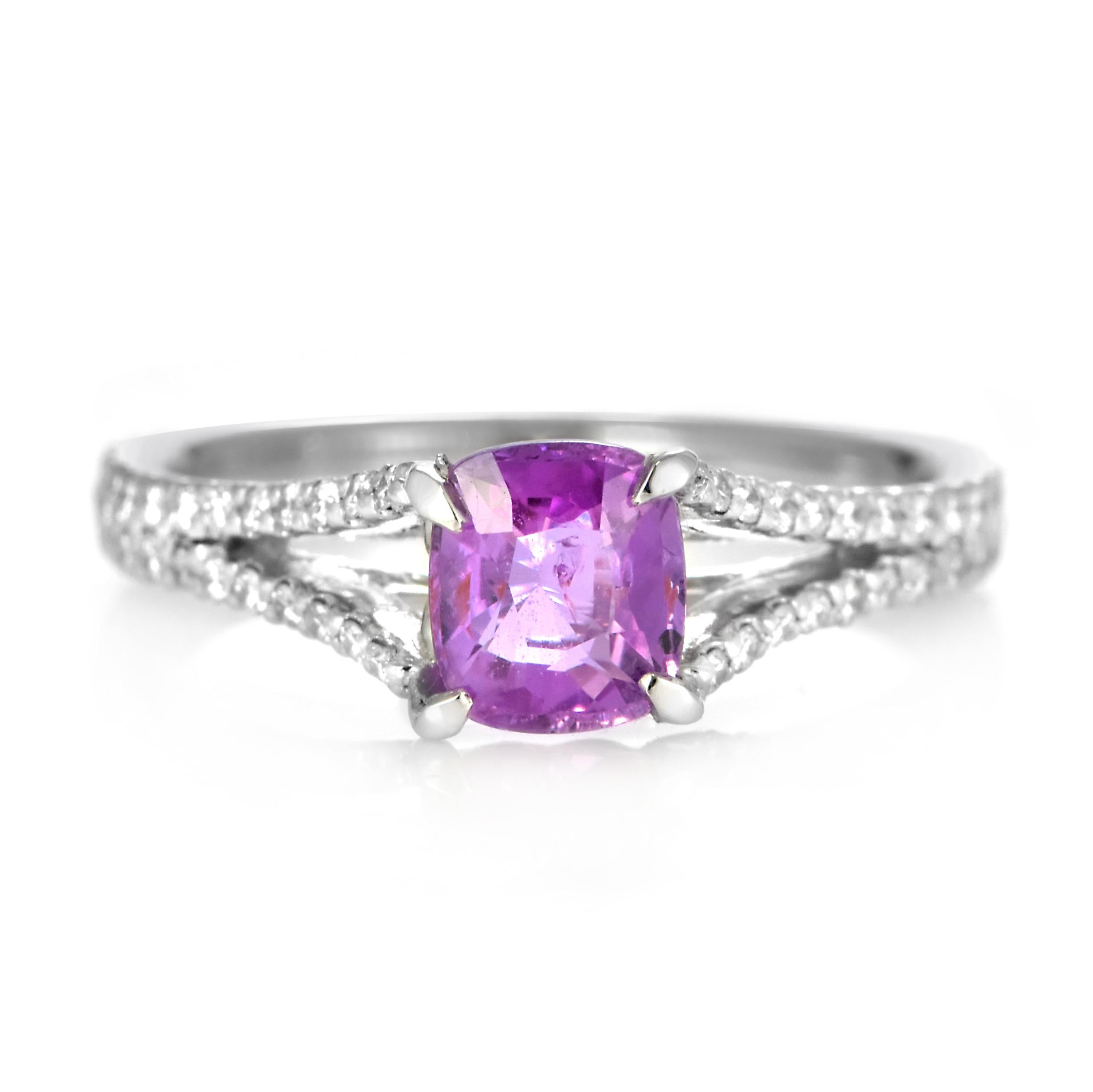 Un bellissimo anello con zaffiro rosa non riscaldato naturale certificato GIA da 1,05 carati e accenti di diamanti da 0,25 carati in platino. Gli zaffiri hanno una durata straordinaria: eccellono per durezza, resistenza e durata, rendendoli molto