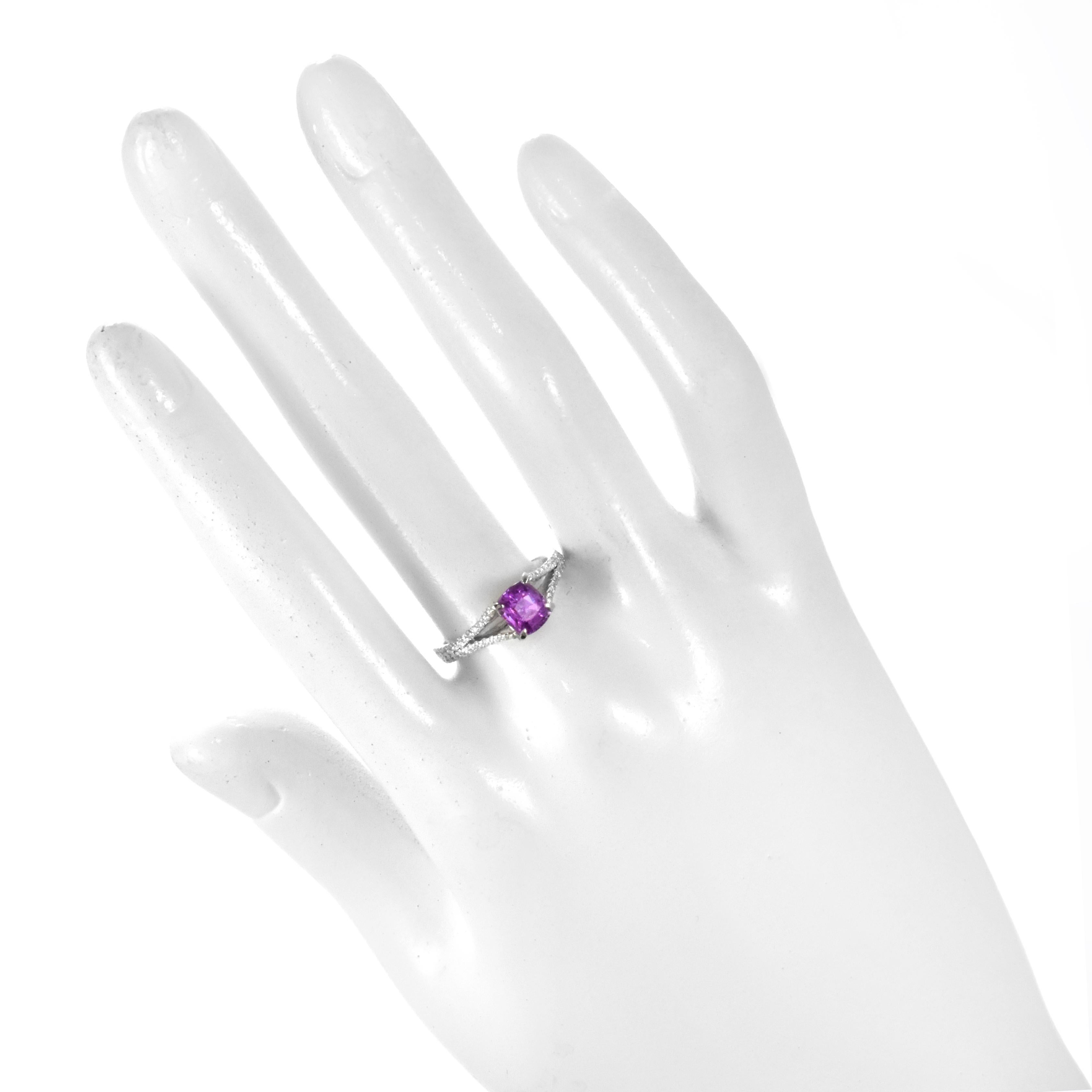 Taglio cuscino Anello con zaffiro rosa e diamante non riscaldato certificato GIA da 1,05 carati in platino in vendita