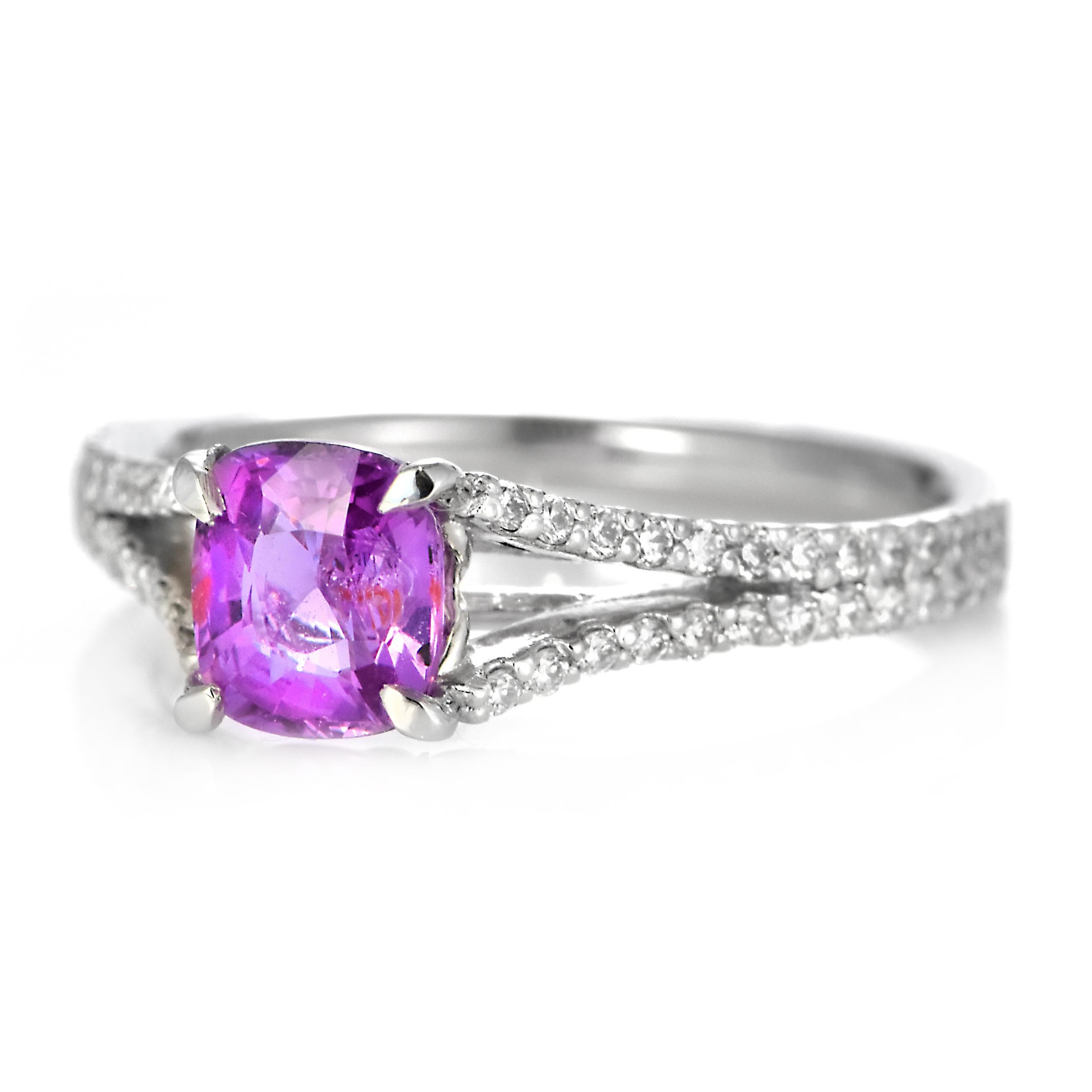 Anello con zaffiro rosa e diamante non riscaldato certificato GIA da 1,05 carati in platino In condizioni Nuovo in vendita a Tokyo, JP