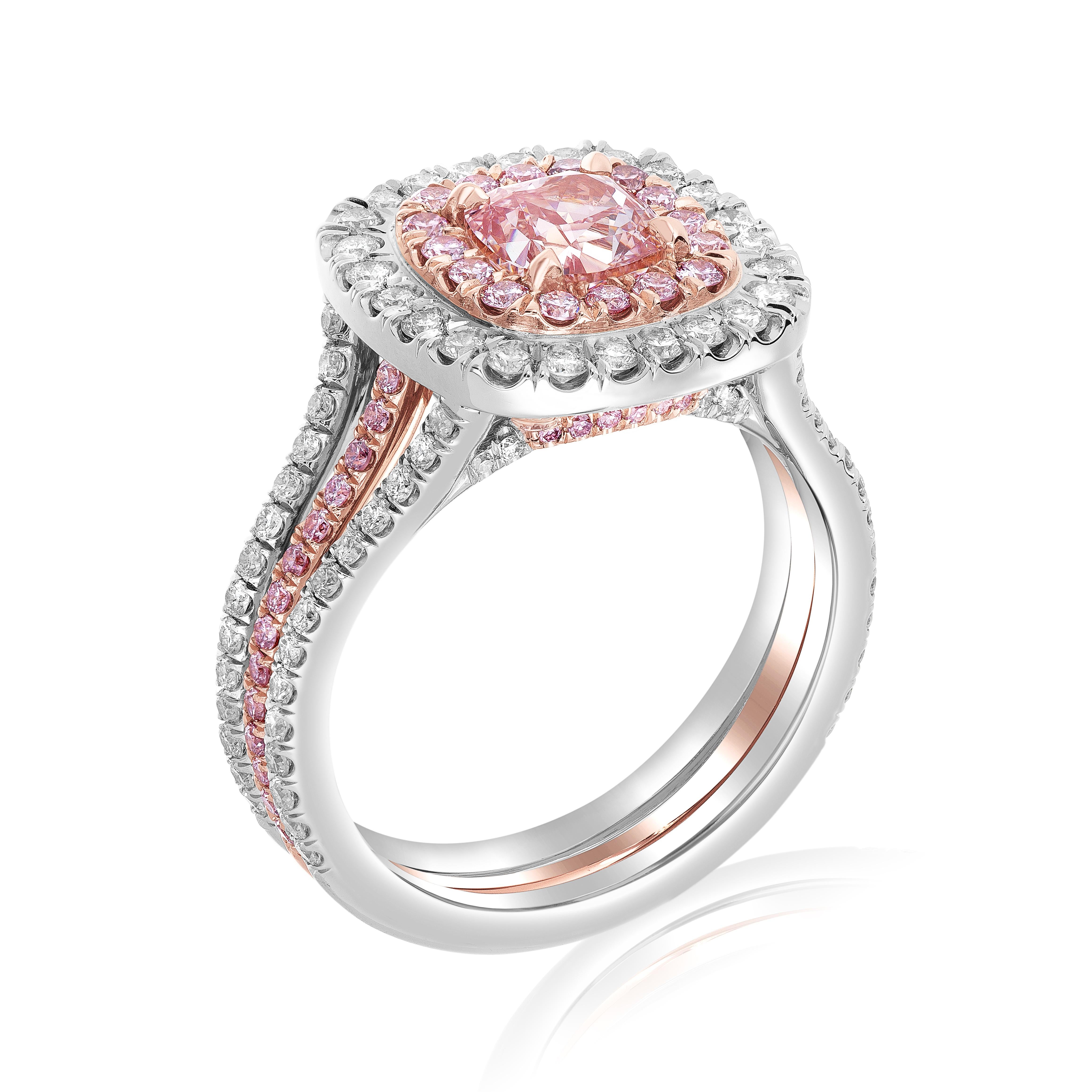 Verleihen Sie Ihrer Schmucksammlung ein einzigartiges Flair mit diesem handgefertigten, ausgefallenen, orangefarbenen Kissenring! Dieser einzigartige Ring hat einen wunderschönen 1,05-Karäter, VS2, der vom angesehenen GIA mit der einzigartigen