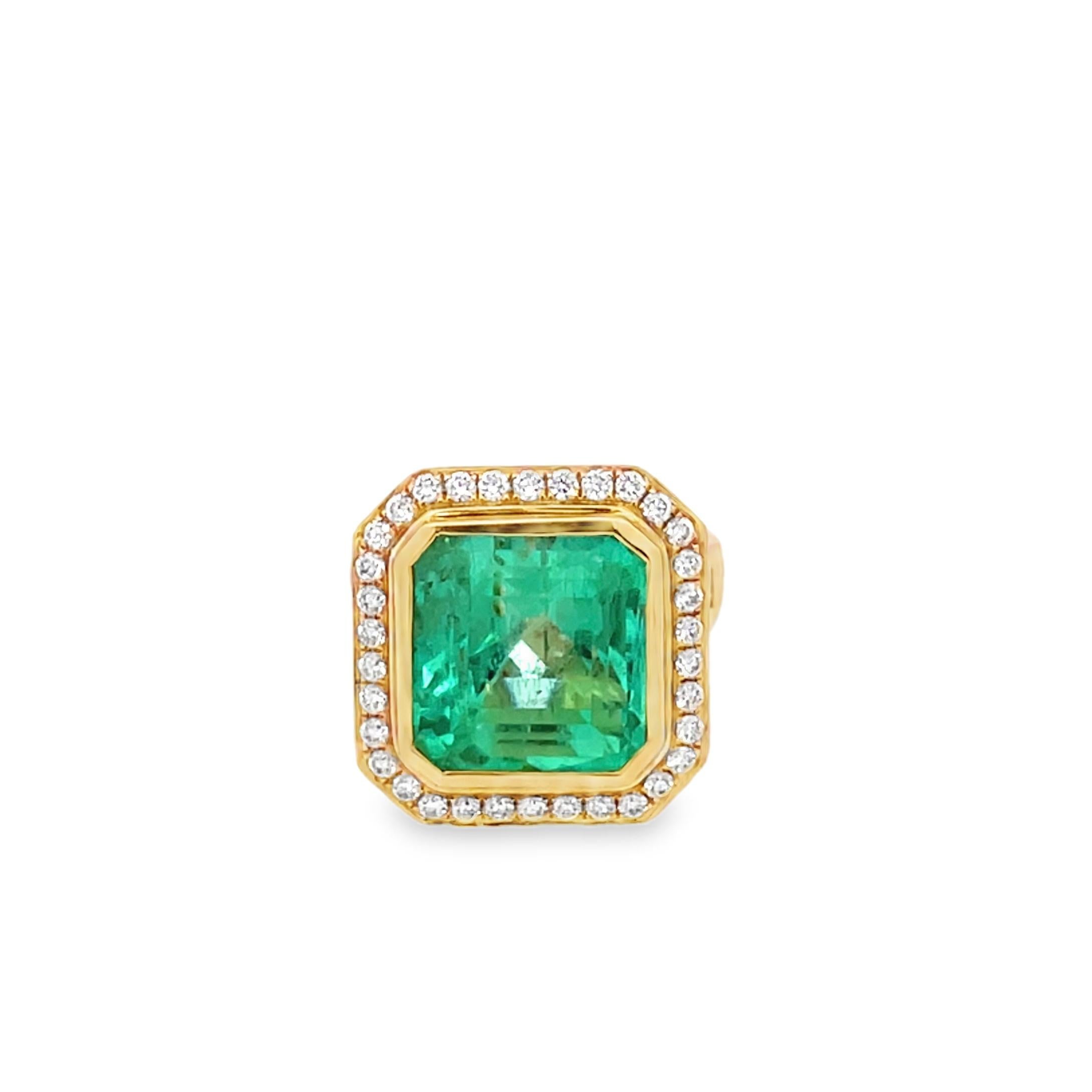 Este impresionante anillo de cóctel exhibe una Esmeralda Colombiana de Corte Esmeralda de 10,51 Quilates Certificada por el GIA, con un precioso Halo de Diamantes. Este anillo está engastado en Oro Amarillo de 18 quilates con el cuerpo adornado con