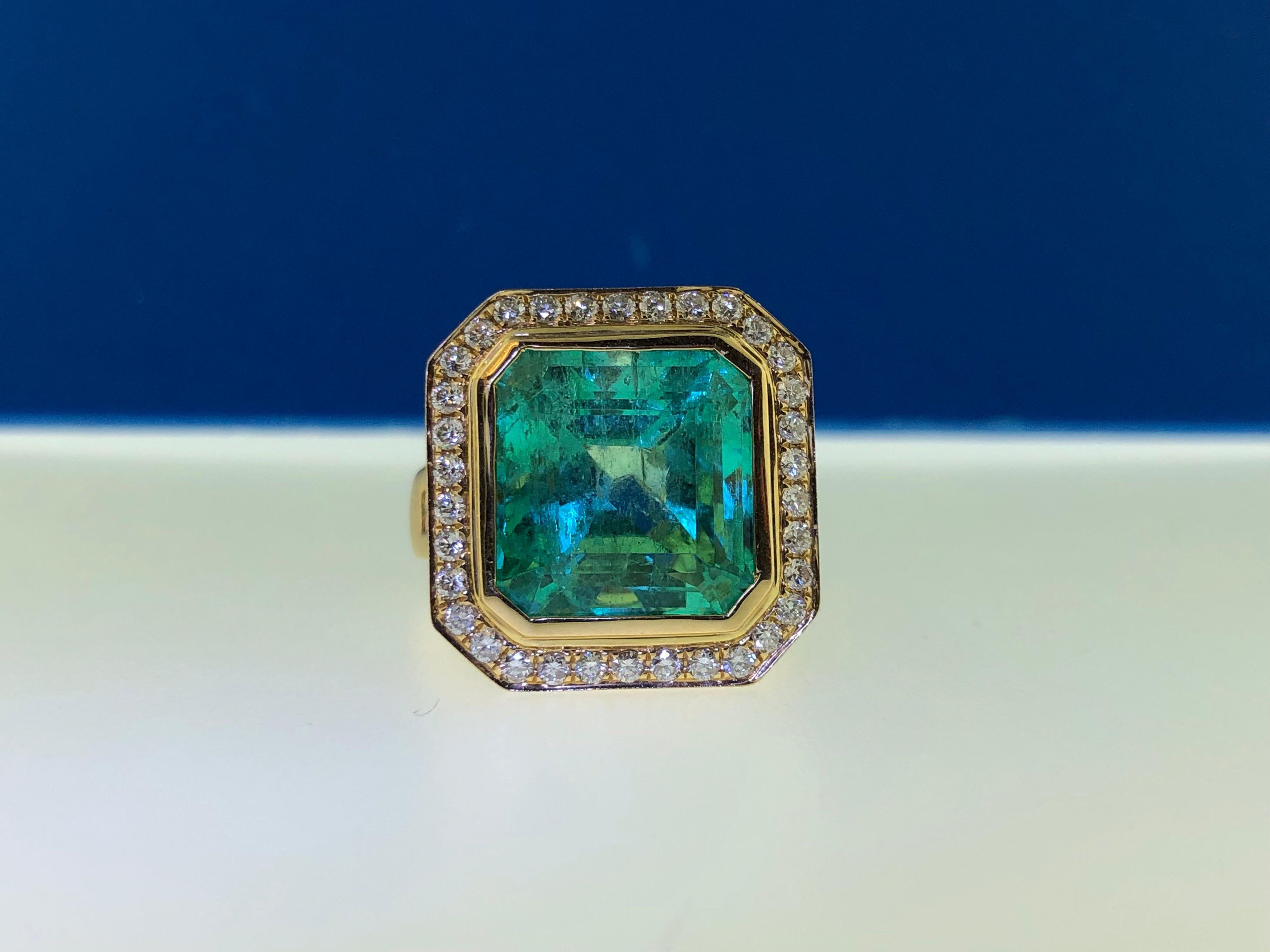 GIA Certified 10.51 Carat Colombian Emerald and Diamond Cocktail Ring For Sale 3