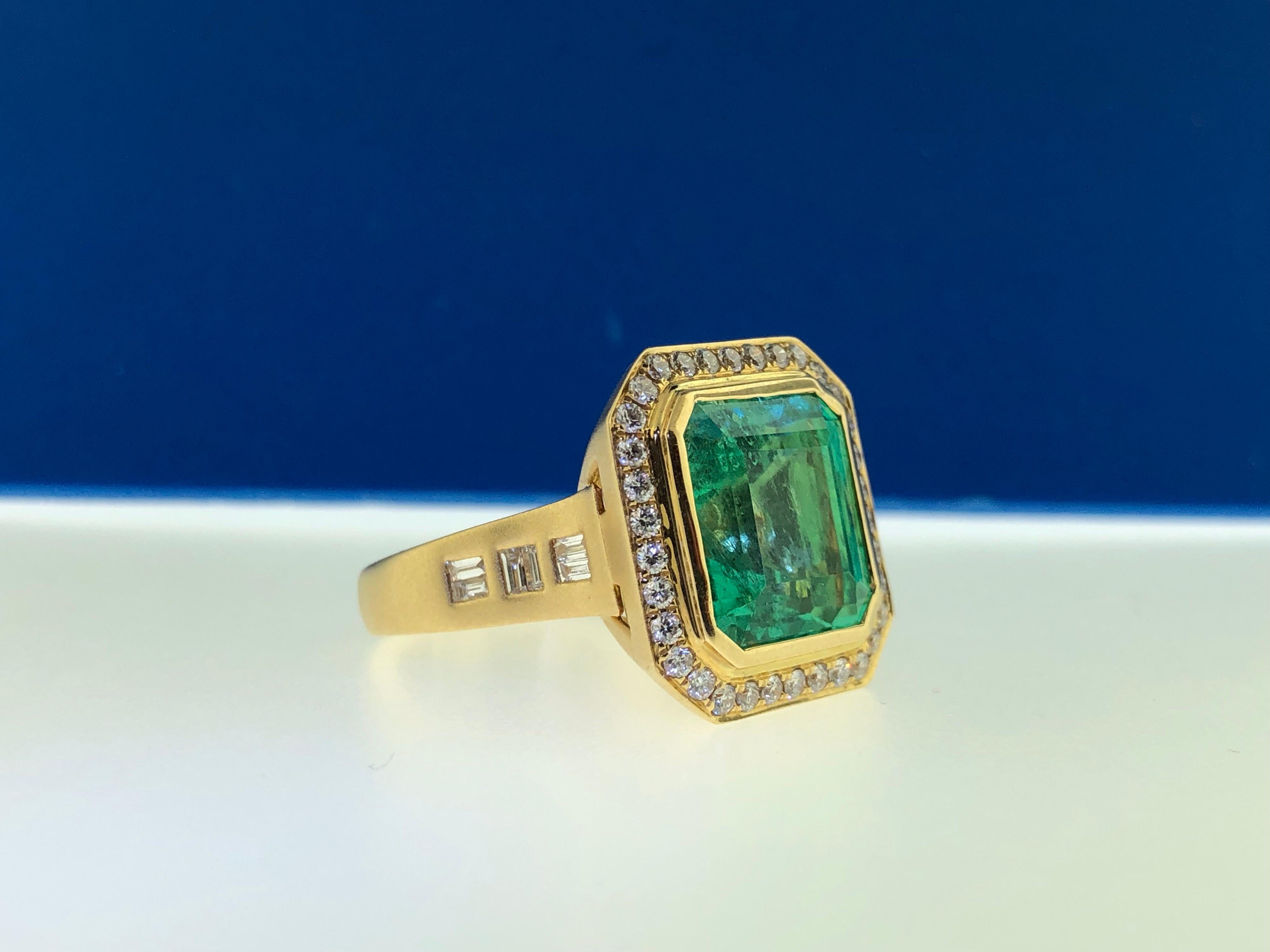 GIA Certified 10.51 Carat Colombian Emerald and Diamond Cocktail Ring For Sale 4