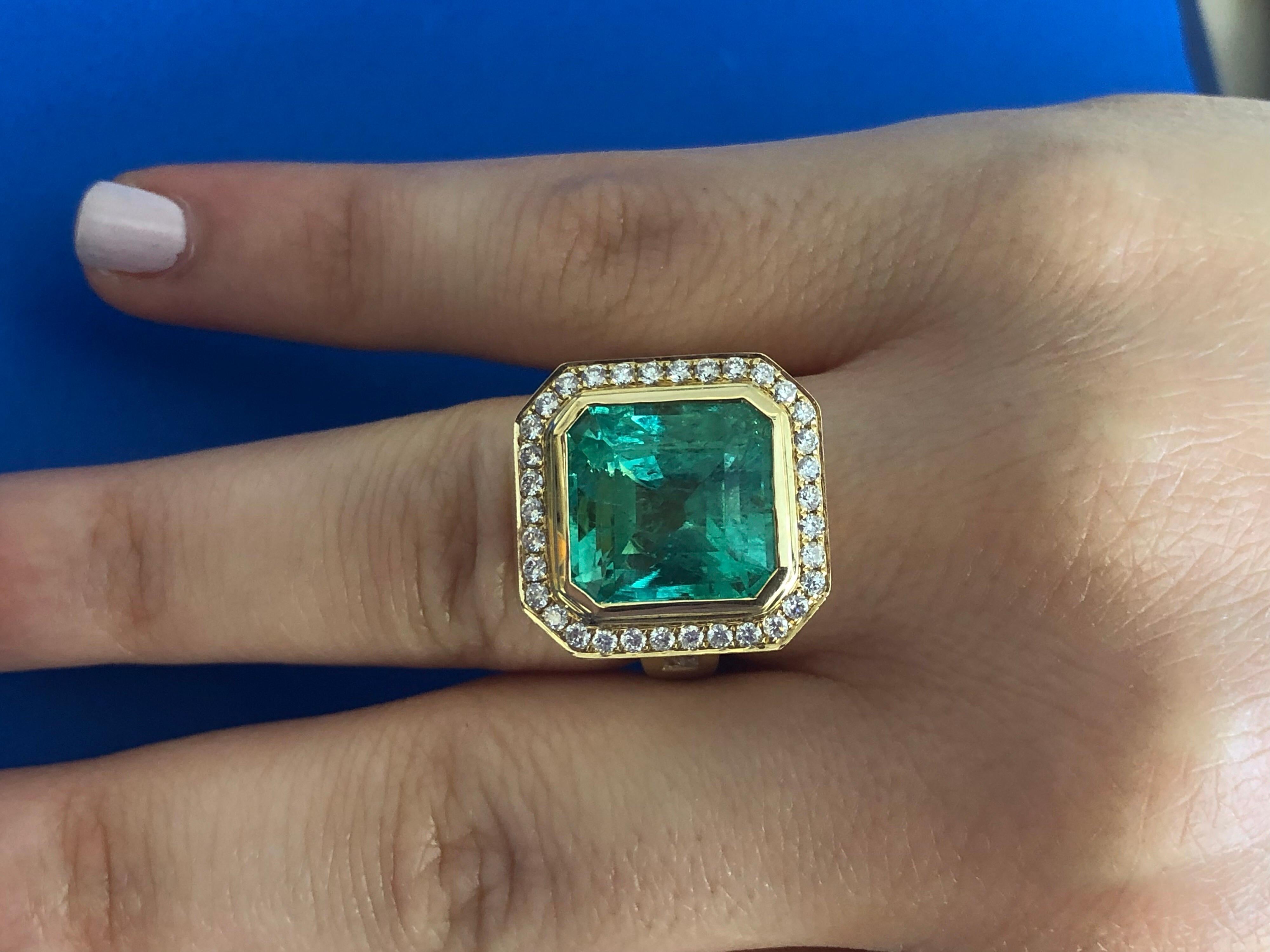 GIA Certified 10.51 Carat Colombian Emerald and Diamond Cocktail Ring For Sale 5