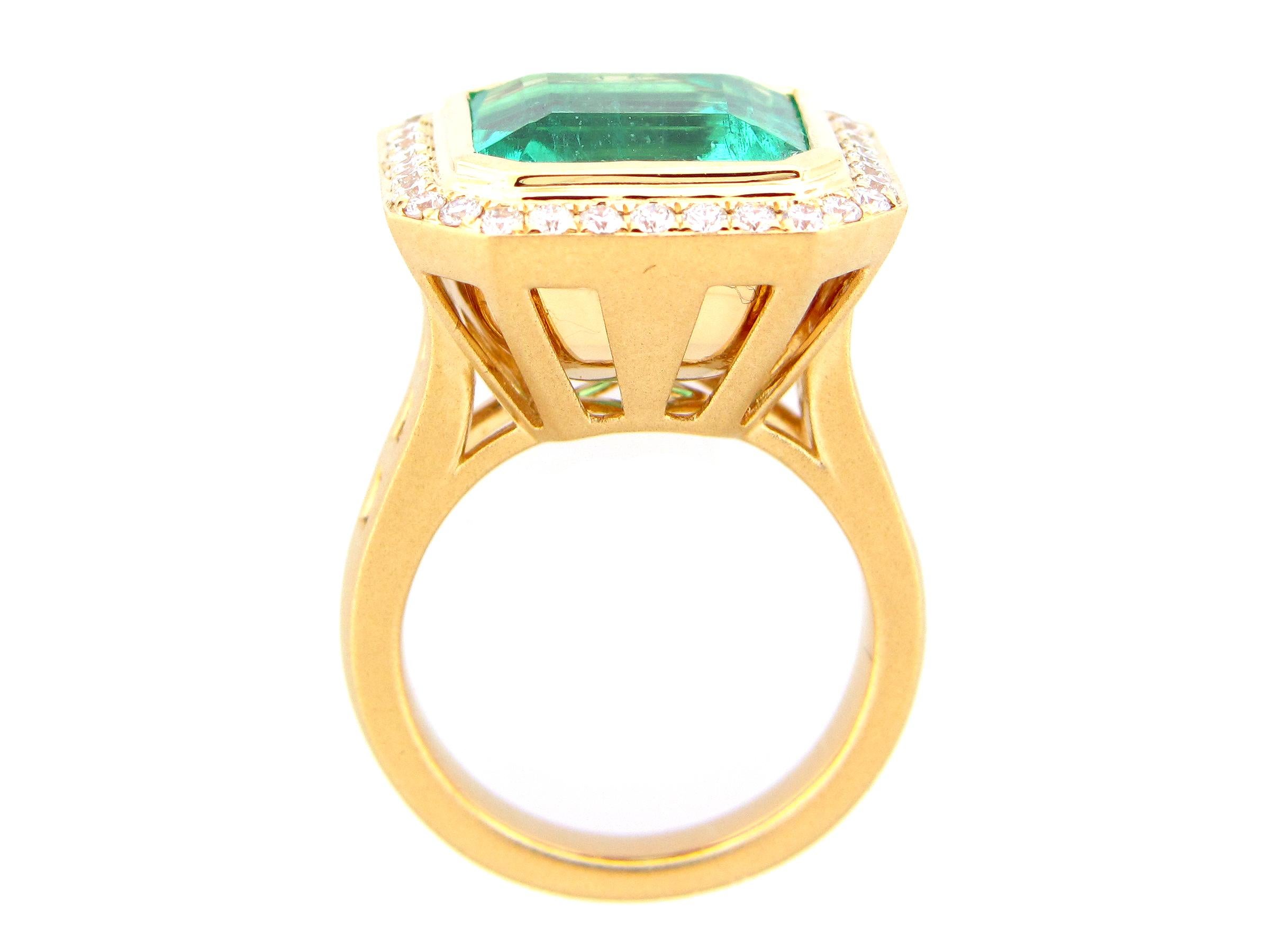 GIA Certified 10.51 Carat Colombian Emerald and Diamond Cocktail Ring For Sale 1