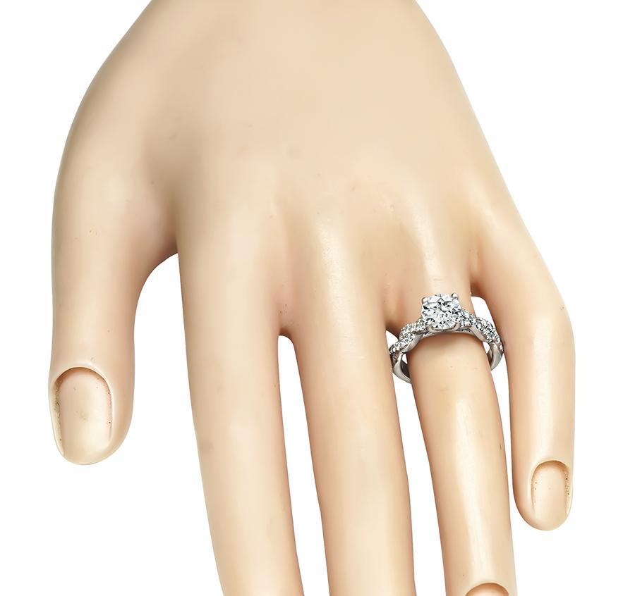 Il s'agit d'une élégante bague de fiançailles en platine. L'anneau est centré sur des diamants ronds étincelants certifiés par le GIA qui pèsent 1,05ct. La couleur du diamant est I et sa pureté VS2. Le diamant central est accentué par d'éblouissants