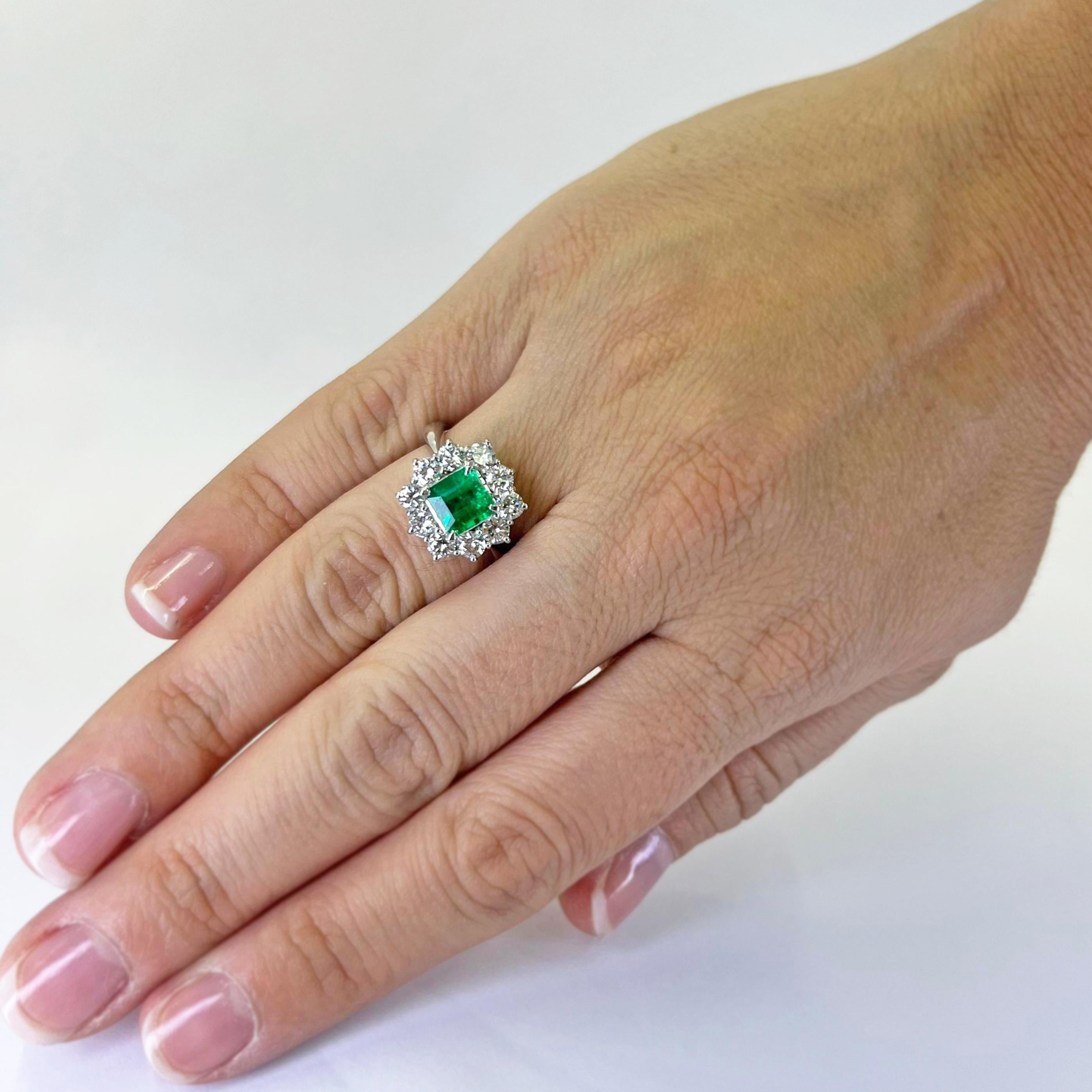 Platinring mit einem 1,06 Karat schweren kolumbianischen Smaragd im Smaragdschliff, der vom GIA als F1 eingestuft wurde (Bericht #7486720864), umgeben von 10 runden Diamanten im Brillantschliff von VS-Reinheit und G-Farbe von insgesamt 1,12 Karat.