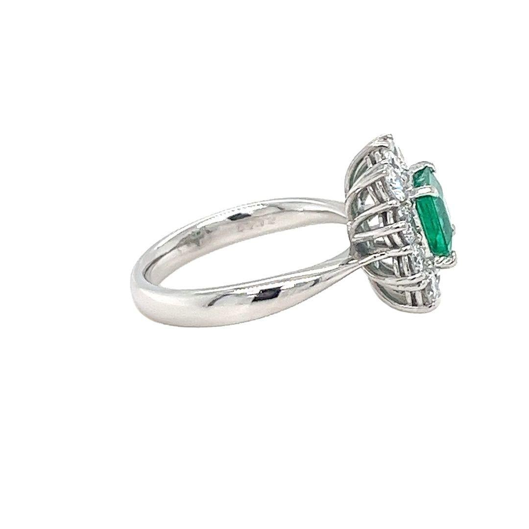 GIA-zertifizierter 1,06 Karat kolumbianischer Smaragd und Diamant-Halo-Ring aus Platin (Smaragdschliff) im Angebot