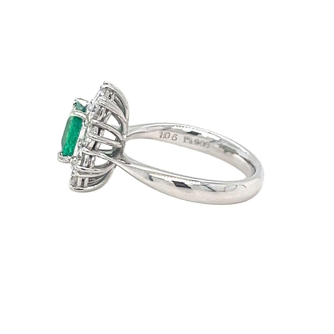 GIA-zertifizierter 1,06 Karat kolumbianischer Smaragd und Diamant-Halo-Ring aus Platin Damen im Angebot