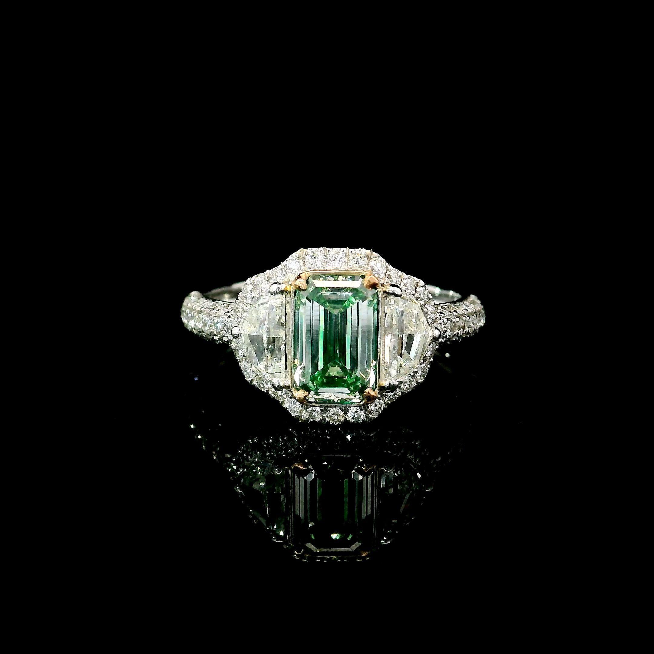 Anello in oro bianco 18 carati con diamanti
  
  Colore e caratura dell'oro: Oro bianco 18kt
  Peso: 3.65 grammi
  
  Imposta con...
  Tipo di pietra: Diamanti
  Forma: Smeraldo
  Carati: 1,06 ct
  Colore: Verde Fantasia
  Chiarezza: VS
  
  Pietre
