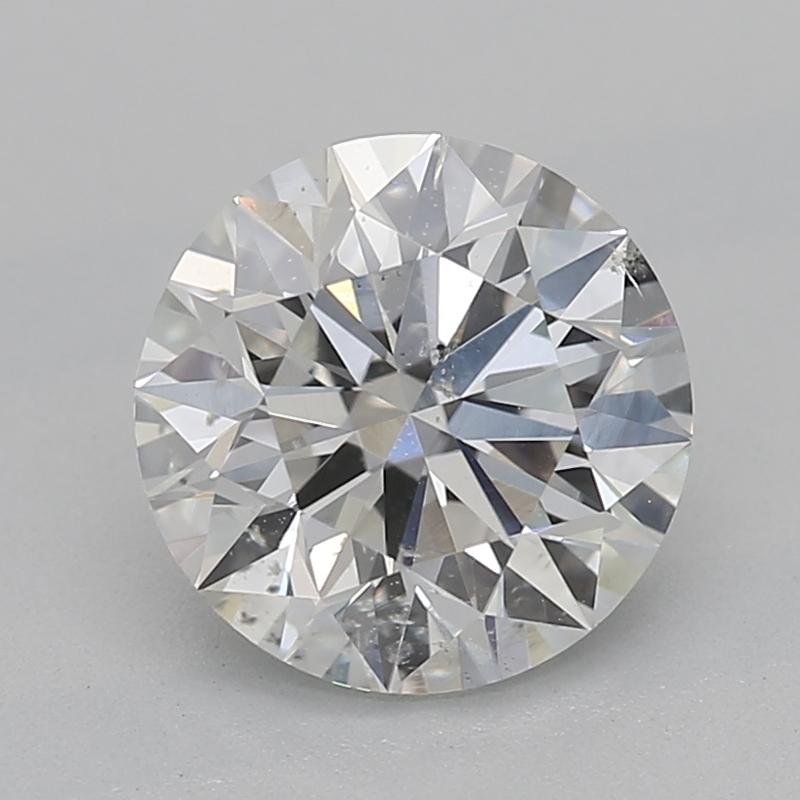 Fabriquée à la main à New York, cette magnifique bague en diamant est ornée d'un diamant rond certifié GIA pesant 1,06, classé G et SI2. Serti dans une luxueuse monture à griffes en platine, le diamant central est magnifiquement mis en valeur par