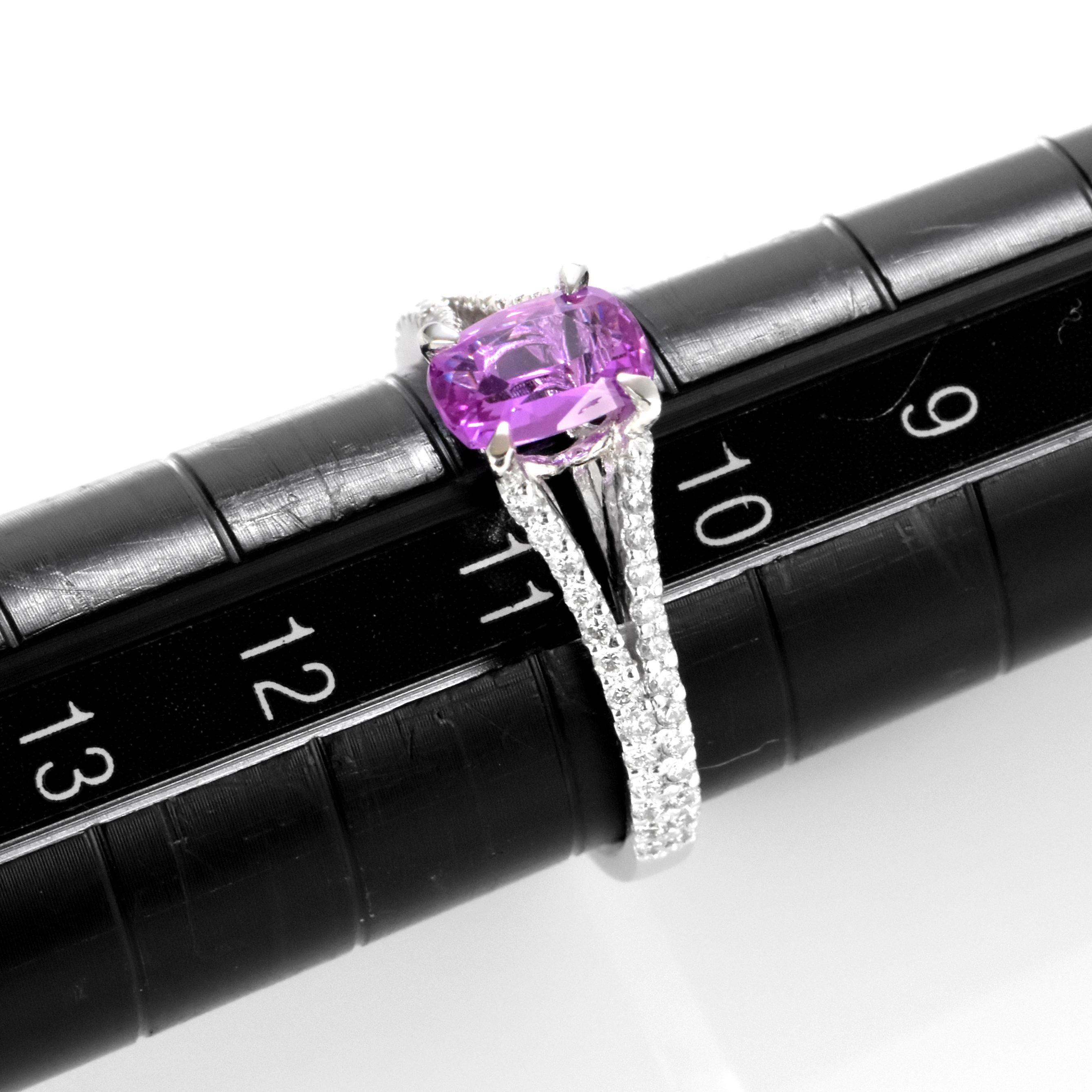 Bague en platine certifiée GIA de 1,06 carat de saphir rose non chauffé et de diamant en vente 9