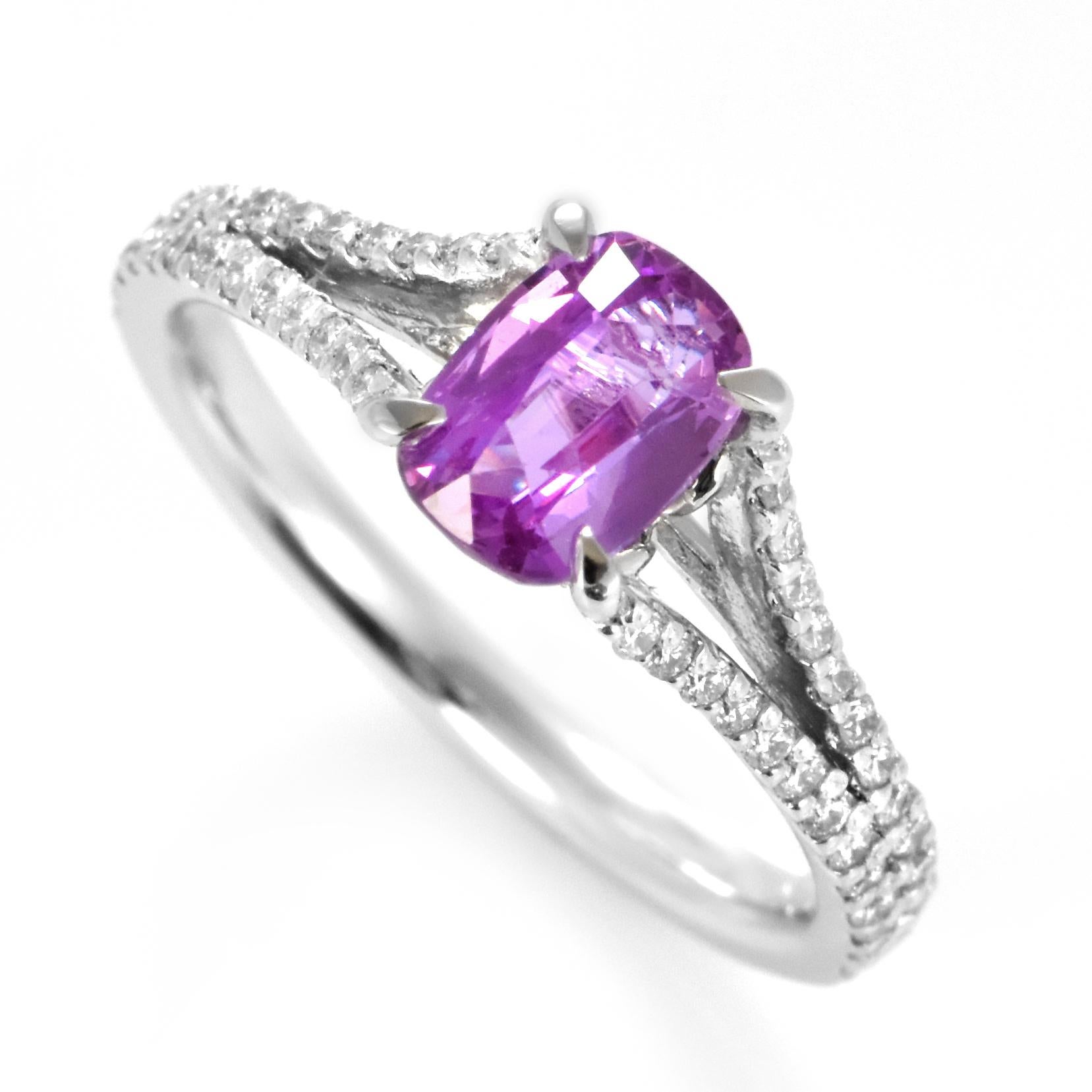 Cette magnifique bague en platine est ornée d'un saphir rose non chauffé de 1,06 carat certifié par le GIA et d'accents de diamants de 0,25 carat. Les saphirs ont une durabilité extraordinaire - ils excellent en termes de dureté ainsi que de