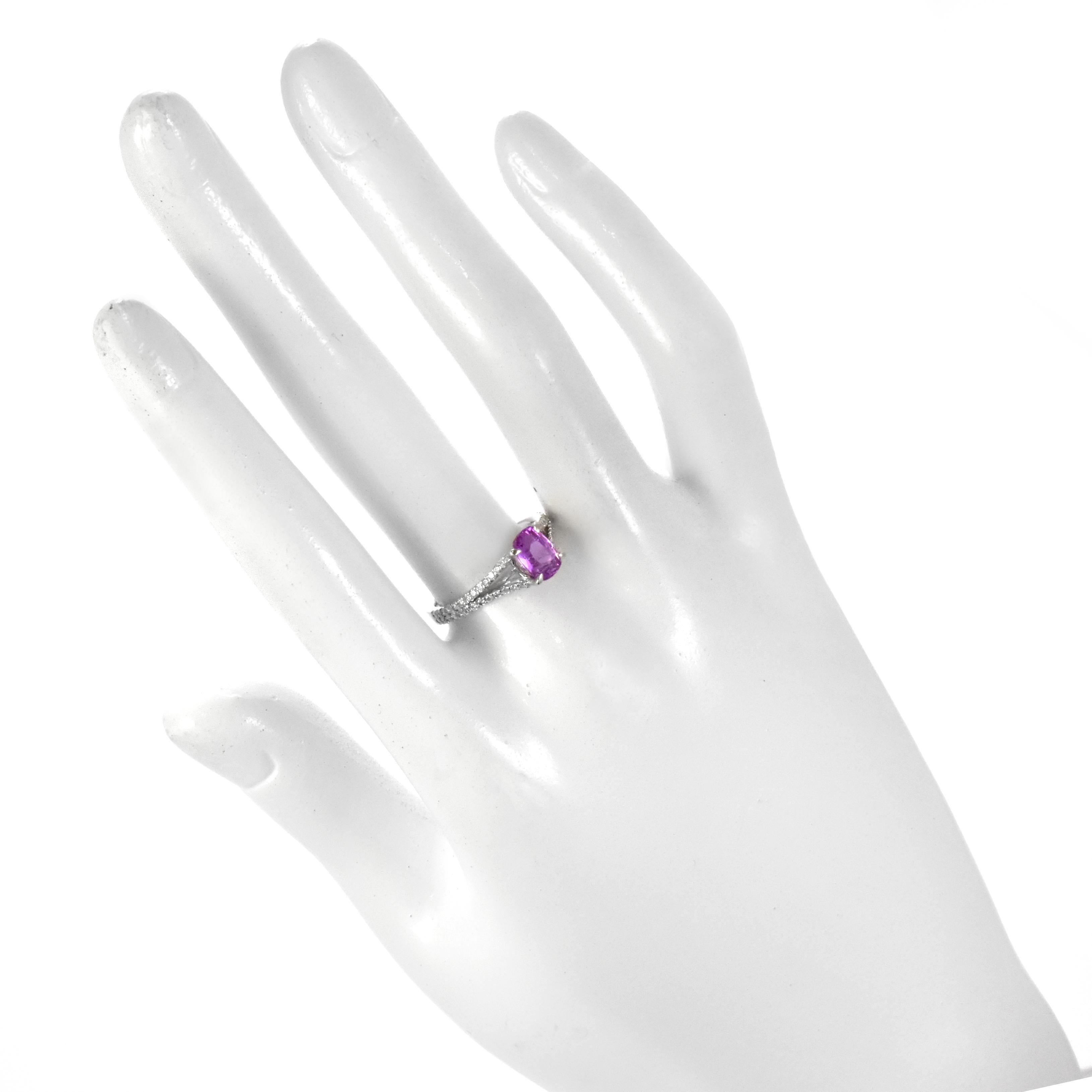 Taille coussin Bague en platine certifiée GIA de 1,06 carat de saphir rose non chauffé et de diamant en vente