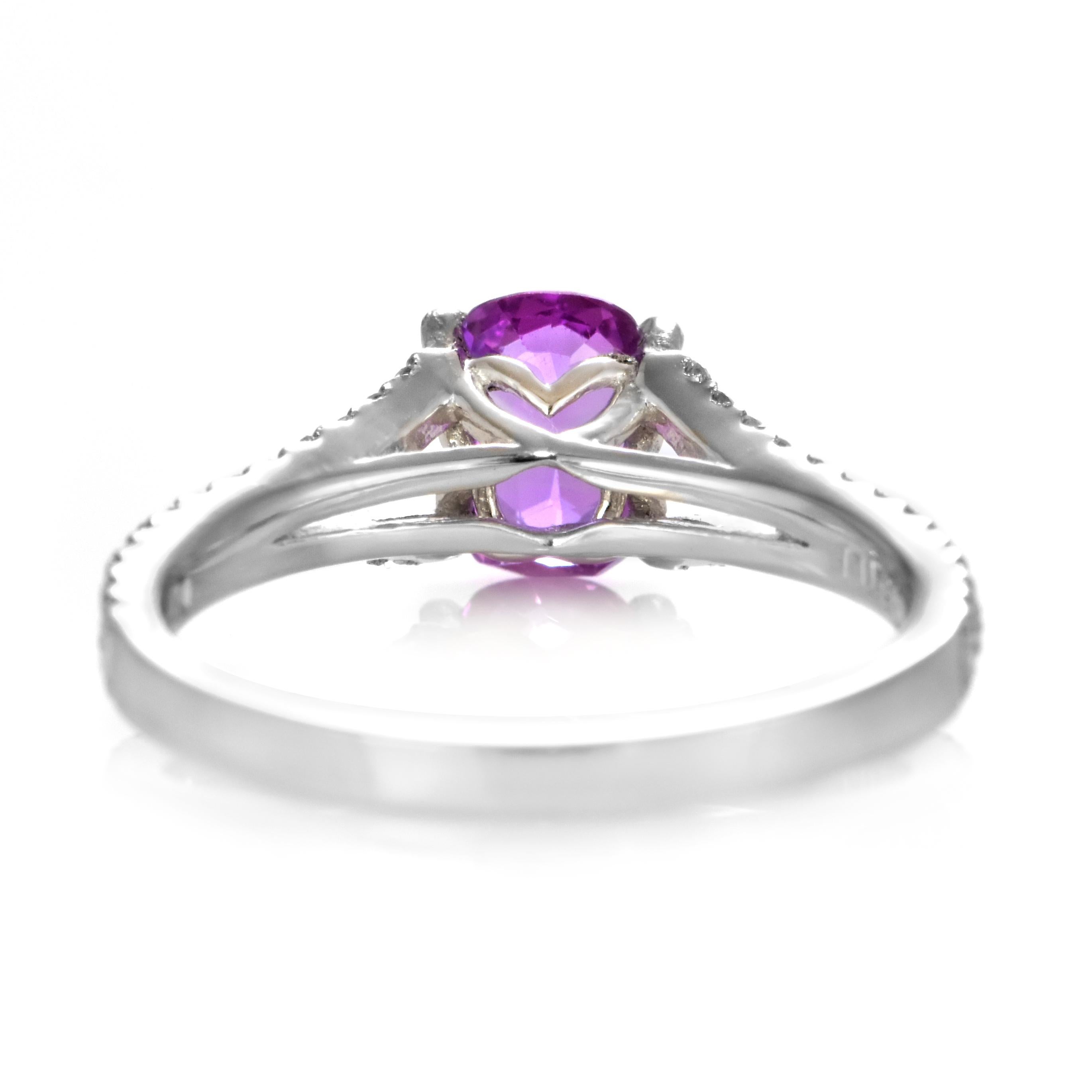 Bague en platine certifiée GIA de 1,06 carat de saphir rose non chauffé et de diamant en vente 1