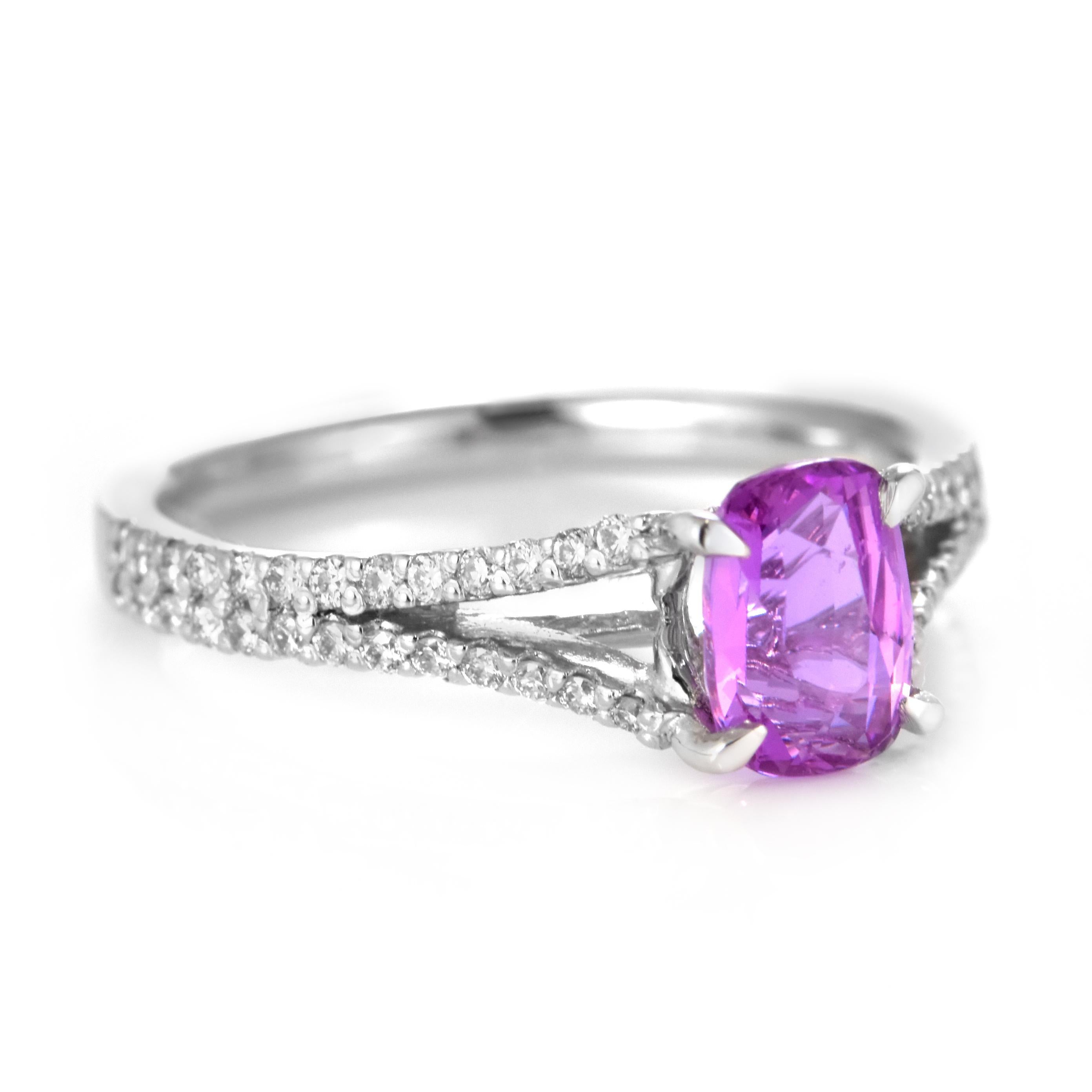 Bague en platine certifiée GIA de 1,06 carat de saphir rose non chauffé et de diamant en vente 3