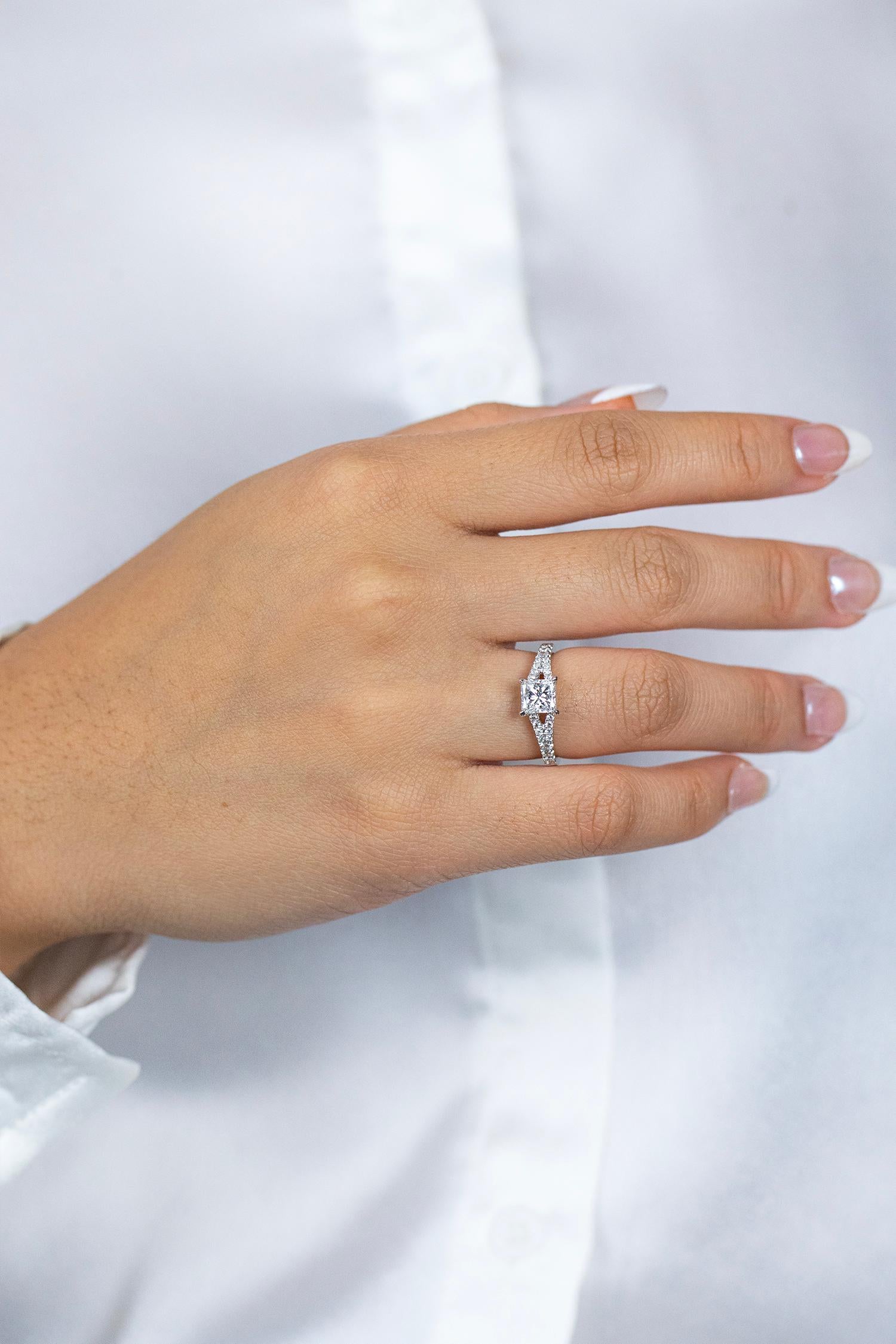 GIA Certified 1.06 Carats Princess Cut Diamond Engagement Ring in White Gold In New Condition For Sale In New York, NY