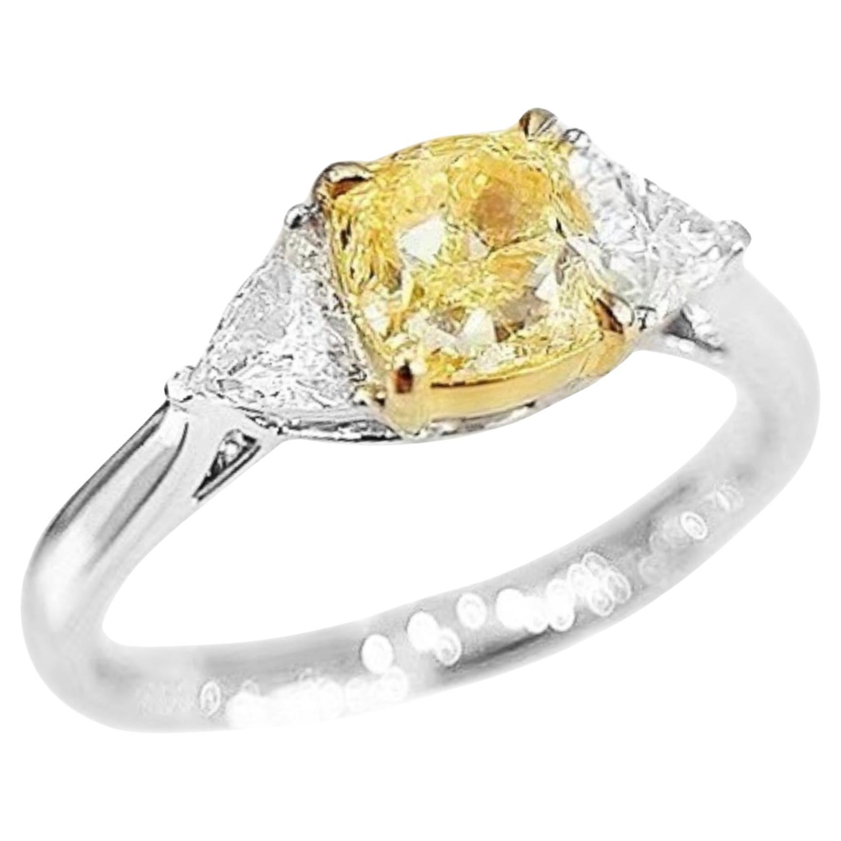 Anillo de tres piedras con diamante amarillo claro fantasía certificado por GIA de 1,06 TC