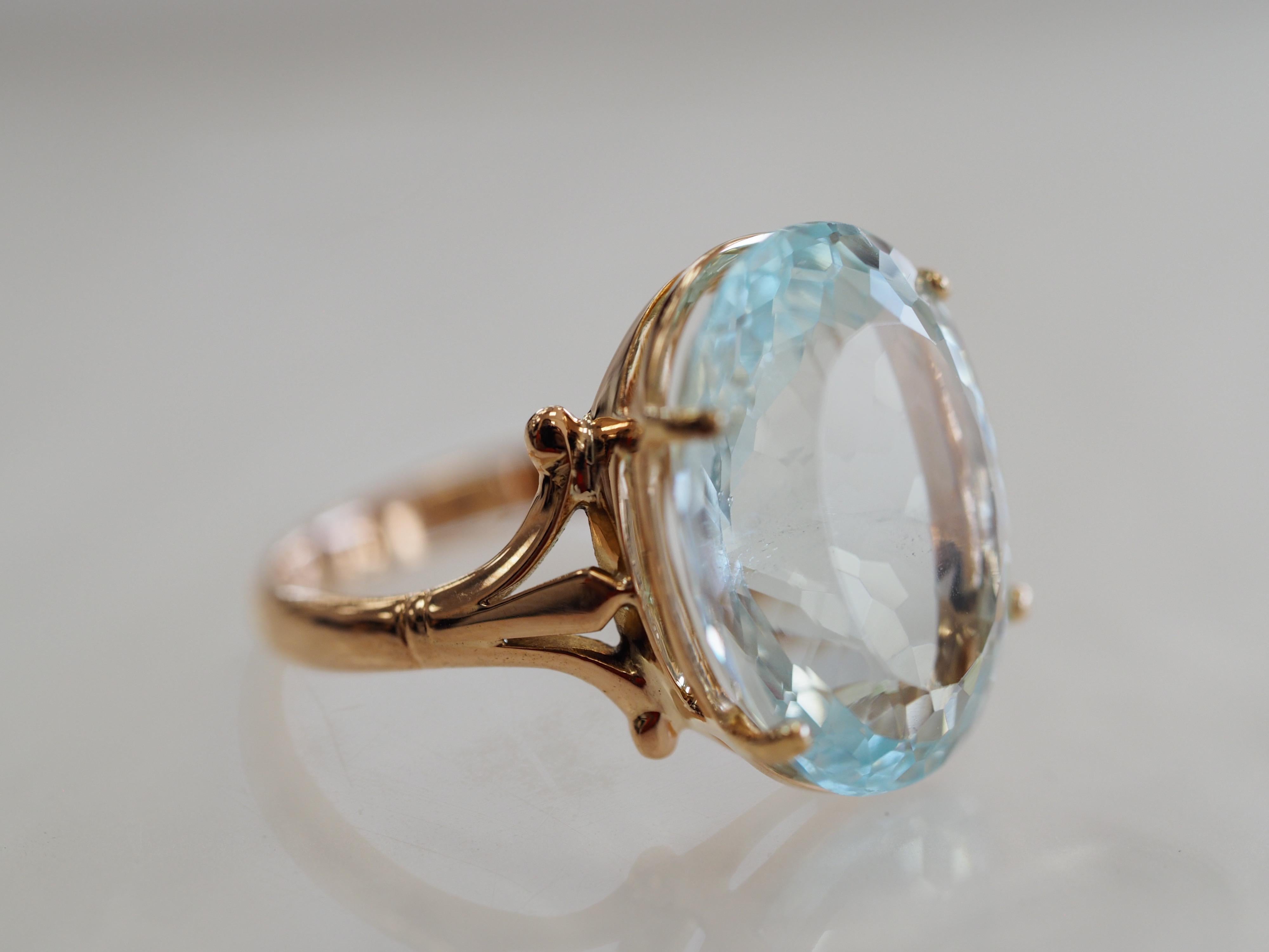 Taille ovale GIA Certified 10.60 Carat Aquamarine Yellow Gold Vintage Ring en vente