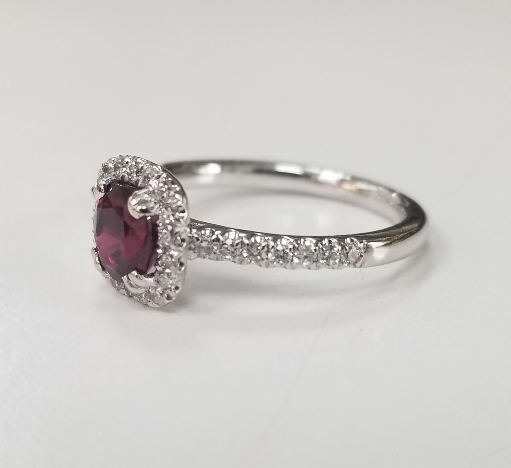 Contemporain Bague halo de rubis taille coussin en or 14 carats et diamants avec rubis ovale de 1,06 carat certifié par le GIA en vente