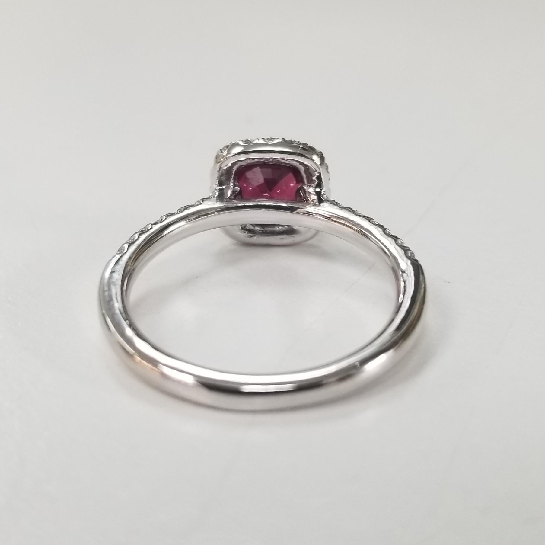 GIA-zertifizierter 1,06 Karat Kissenschliff Rubin 14 Karat Gold Oval Rubin Diamant Halo Ring für Damen oder Herren im Angebot
